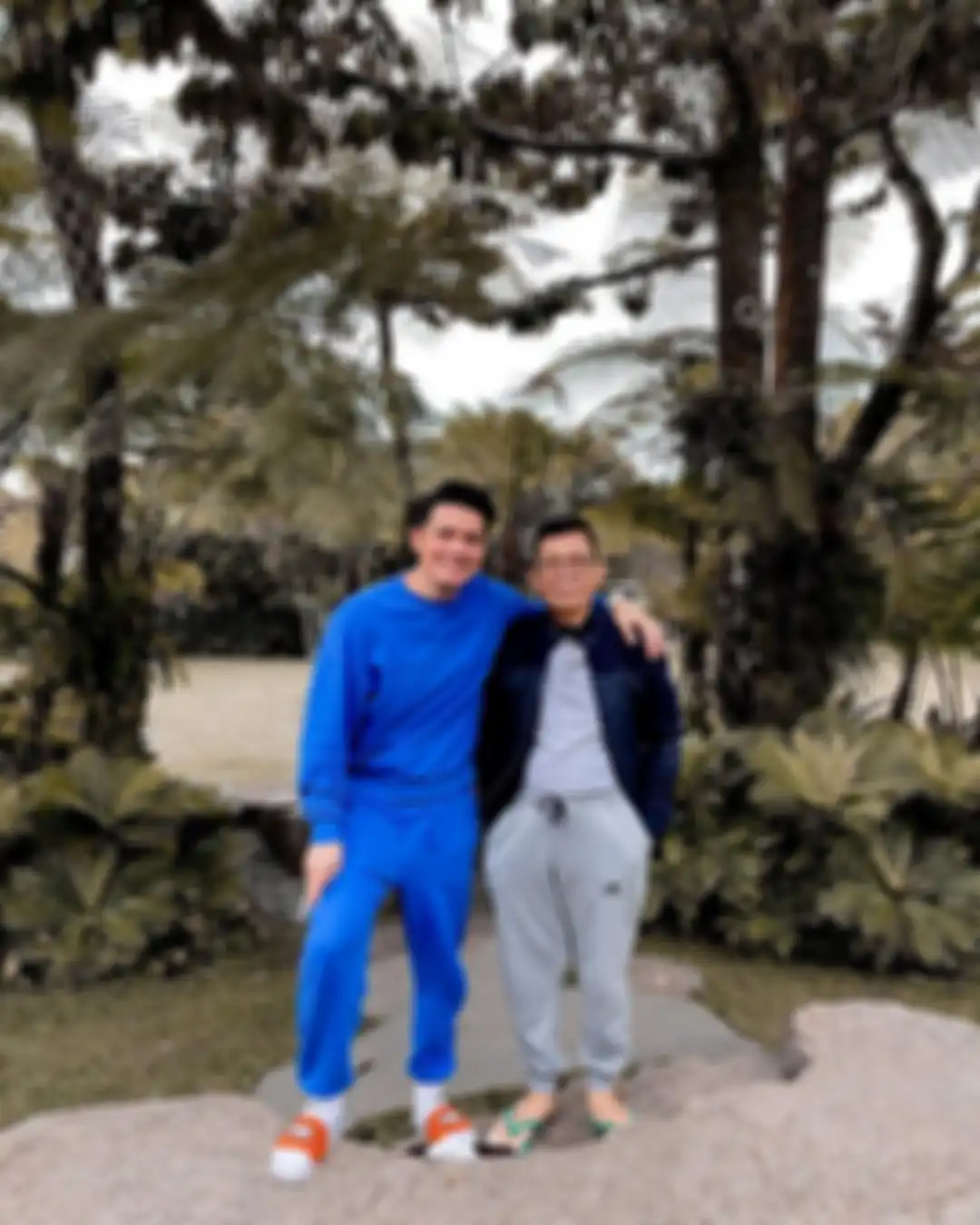 Irwansyah senang foto bareng ayahnya yang disebut jarang mau diajak foto. Kondisi ibunda Irwansyah makin drop usai ditinggal pergi kekasih hati.