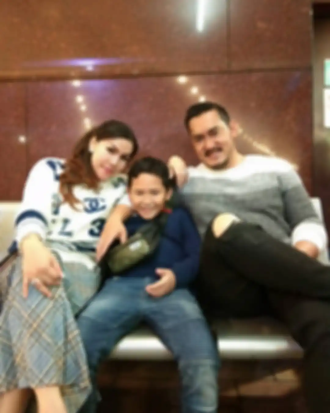 Alino Octavian, bintang sinetron Suara Hati Istri (kanan) meninggal dunia. Ini foto kenangan Alino Octavian bareng keluarga.