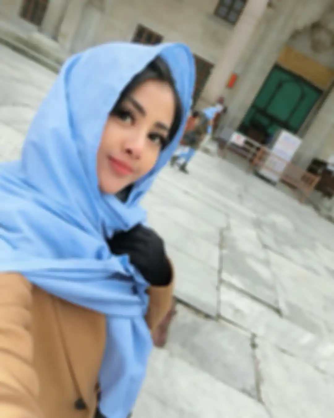 Foto Tania Ayu pakai hijab jadi sorotan. Nama model Tania Ayu terseret dalam kabar prostitusi online artis berinisial TA dengan tarif Rp 30 juta. 