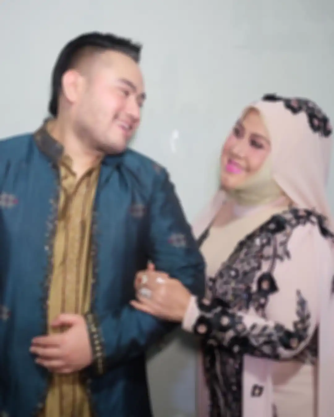 Pedangdut Nassar berbelasungkawa usai Umi Elvy Sukaesih mengunggah foto duka.