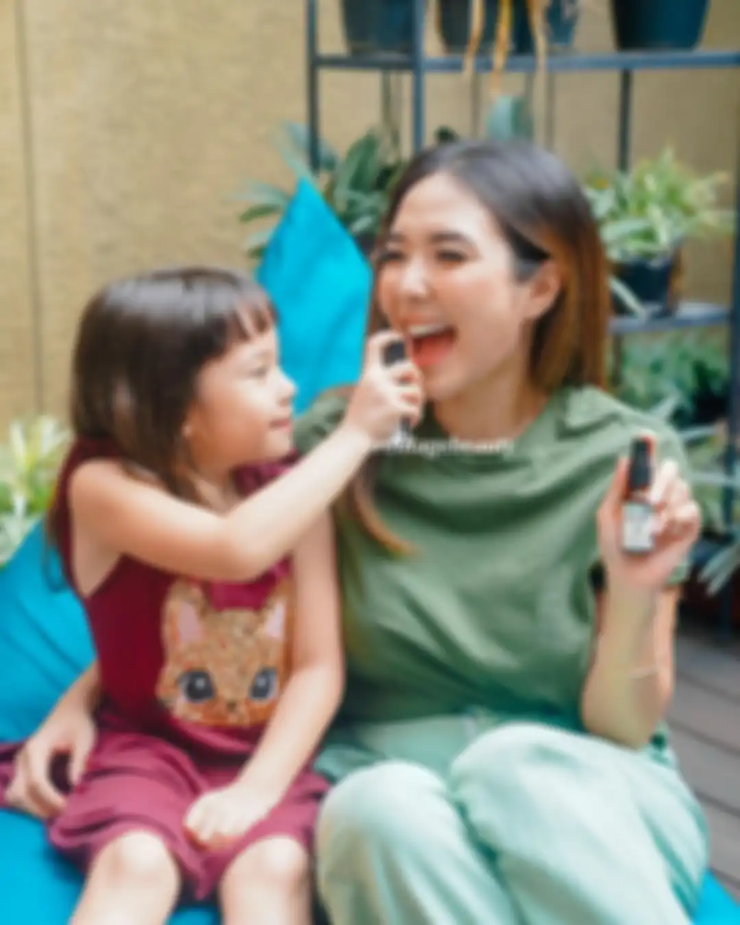 Gisel bermain bersama Gempi. sikap Wijin ke calon anak sambungnya ini membikin dahi Melaney Ricardo berkerut.