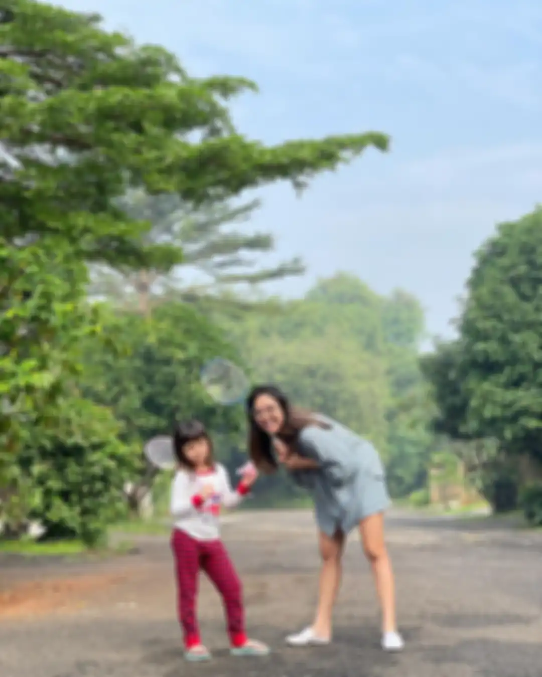 Gisel bermain bersama Gempi. sikap Wijin ke calon anak sambungnya ini membikin dahi Melaney Ricardo berkerut.