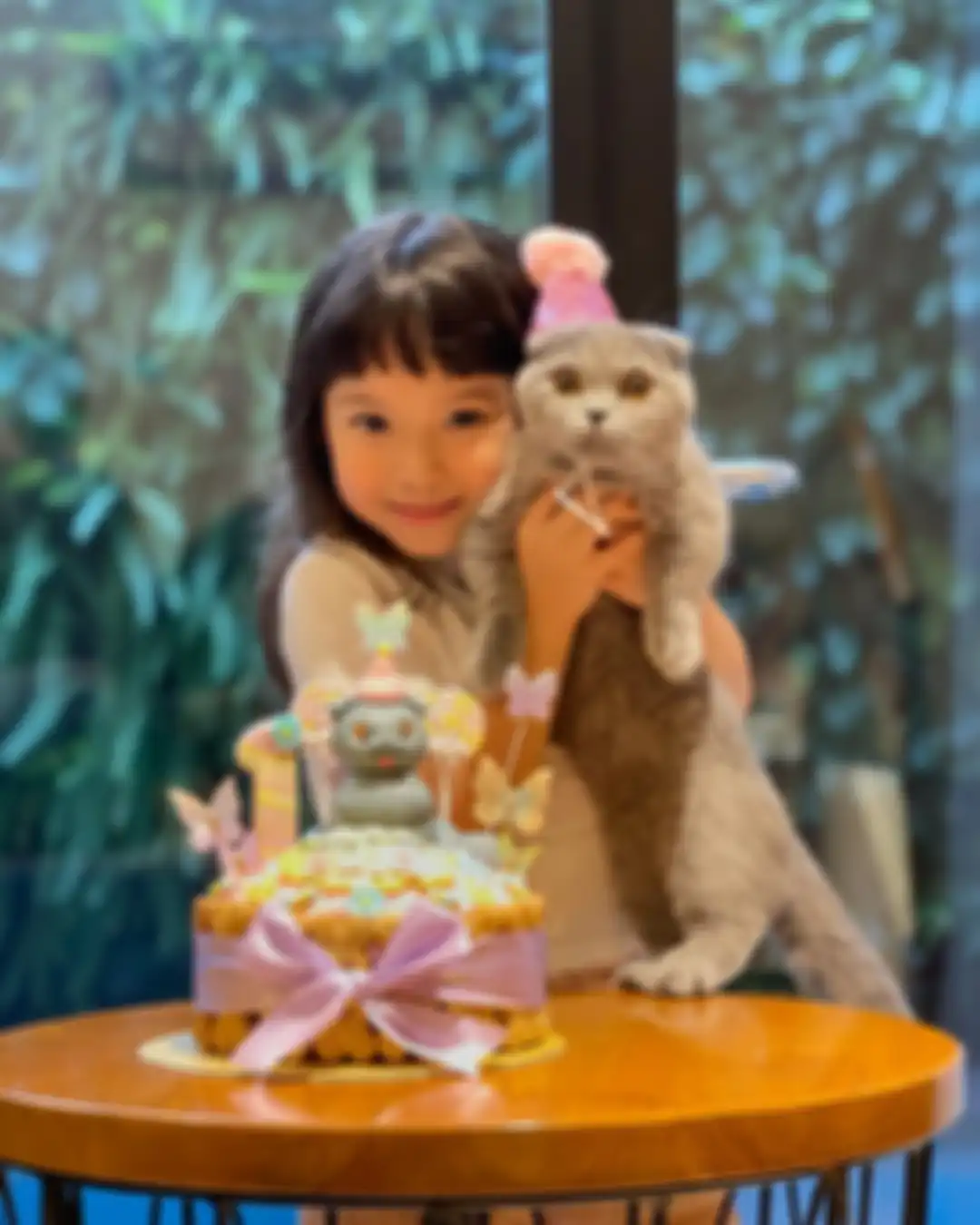 Gempi saat menerima hadiah kue. sikap Wijin ke calon anak sambungnya ini membikin dahi Melaney Ricardo berkerut.