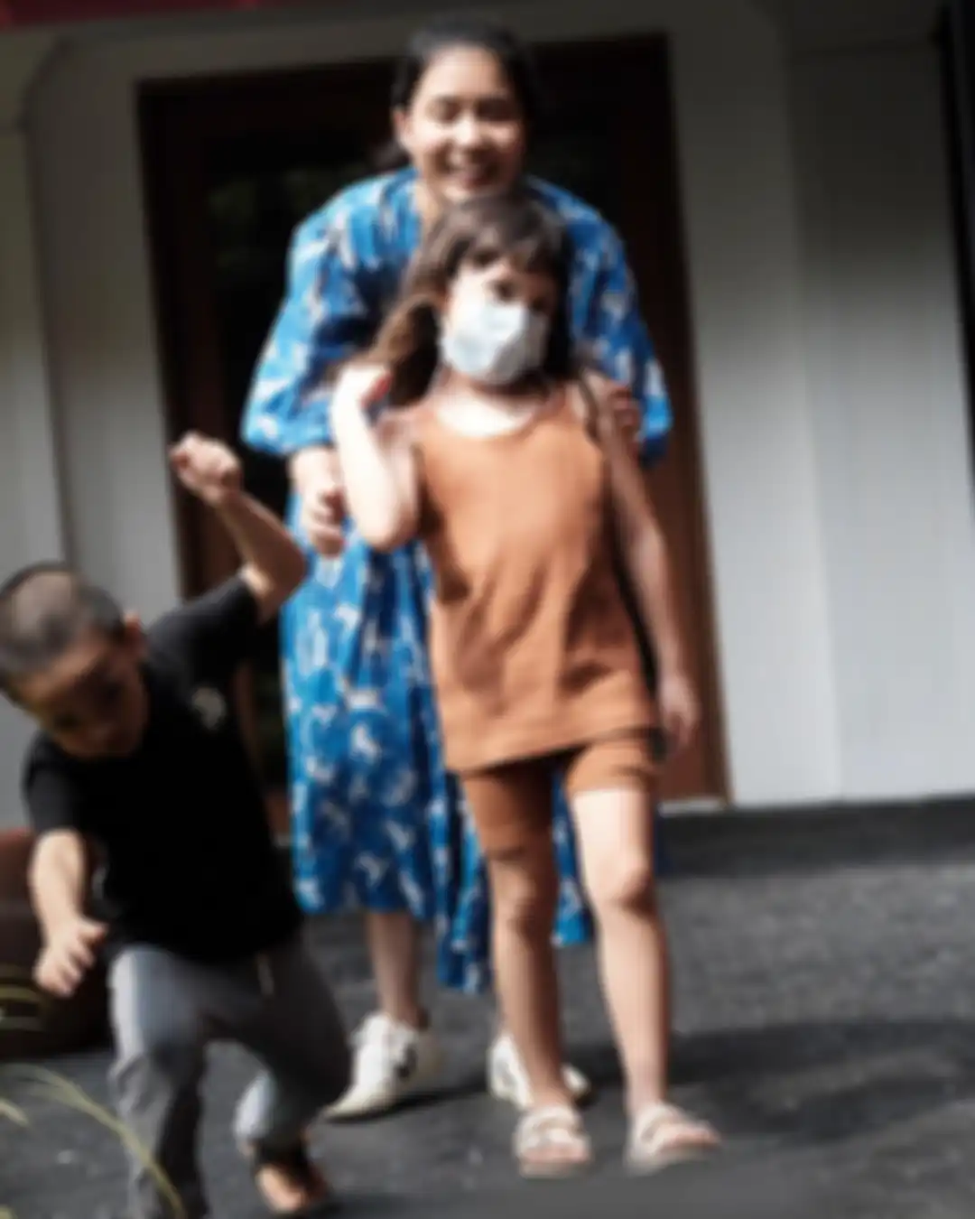 Gisel memamerkan foto wanita cantik yang menggandeng Gempi. Inilah potret Raina Abigail yang ayahnya artis kondang tahun 90-an.