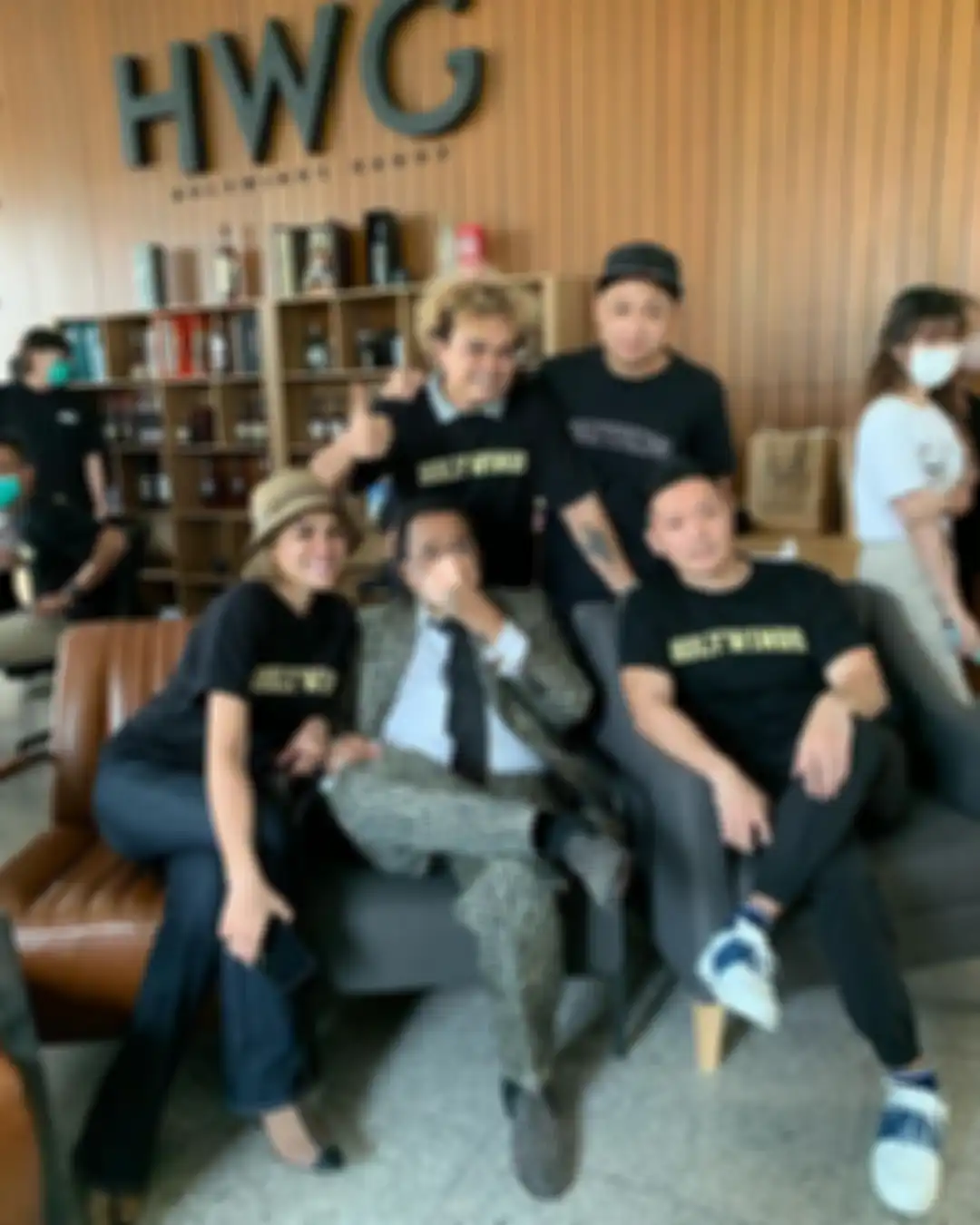 Hotman Paris pamer foto bareng pemilik Holywings usai menjadi pemegang saham restoran dan bar itu.