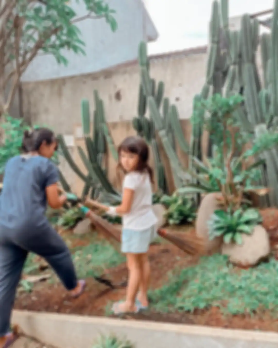 Foto Gisel tertawa saat beberes taman menuai sorotan. Dari situ, muncul prasangka baru gegara netizen salfok kaus di tubuh ibunda Gempi. 