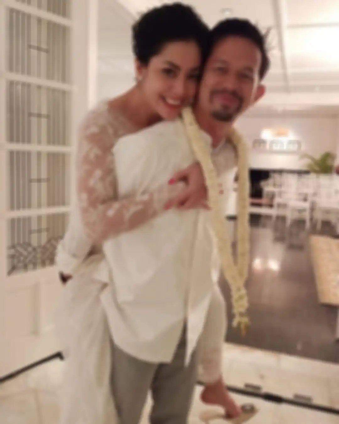 Meski gugatan cerai ditolak, bintang sinetron Tersanjung itu belum mau mengunggah foto suami yang menjadi pewaris kerajaan bisnis mentereng ini. 