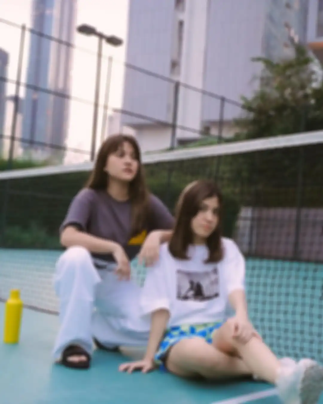 Fashion kompak Marsha Aruan dan Michelle Aruan.