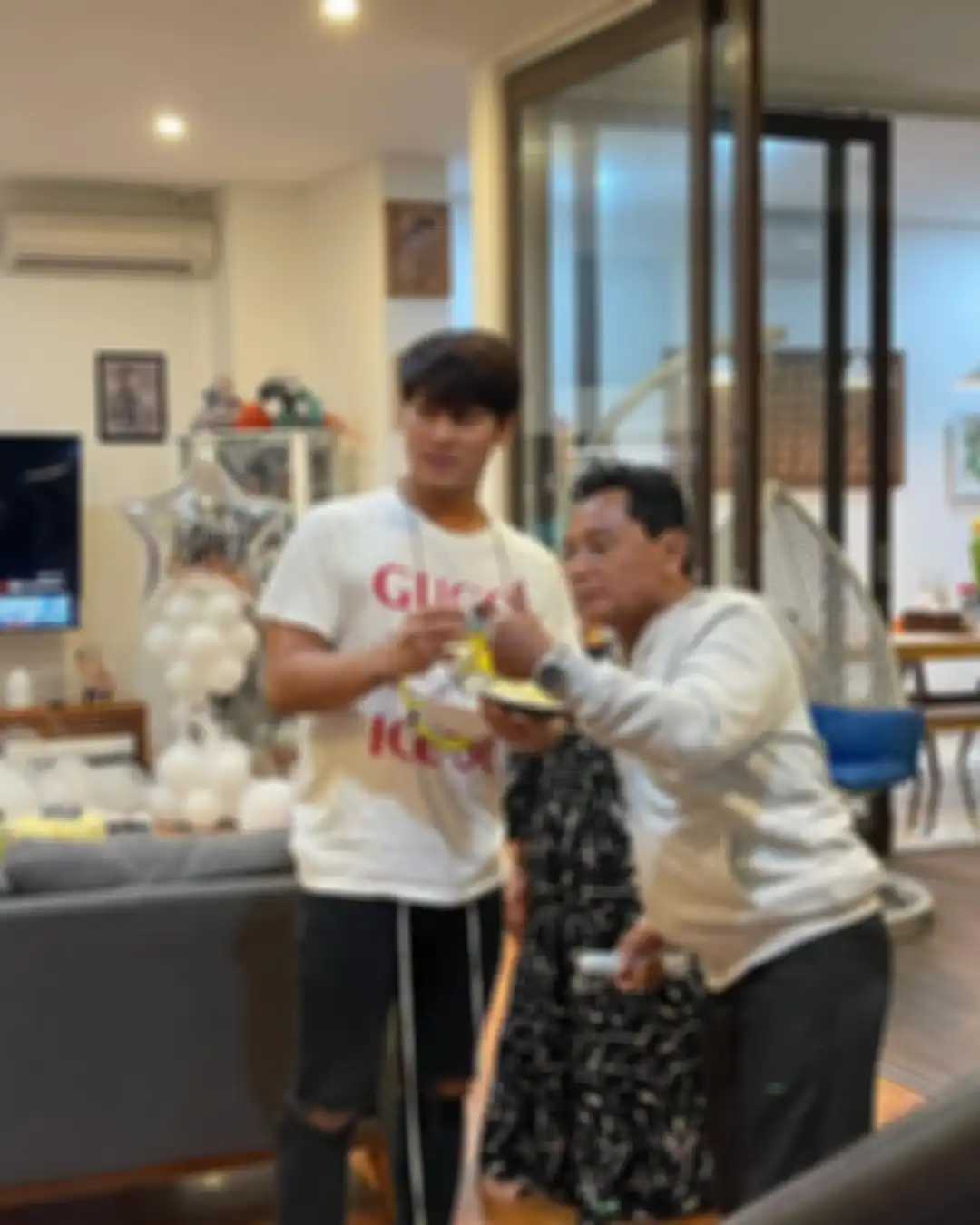Usai pamer foto bareng Raffi Ahmad, ayah Rizky Billar dibilang bikin bengek. ada banyak netizen yang mengaku terhibur dengan aksi Daniel Eddy. 