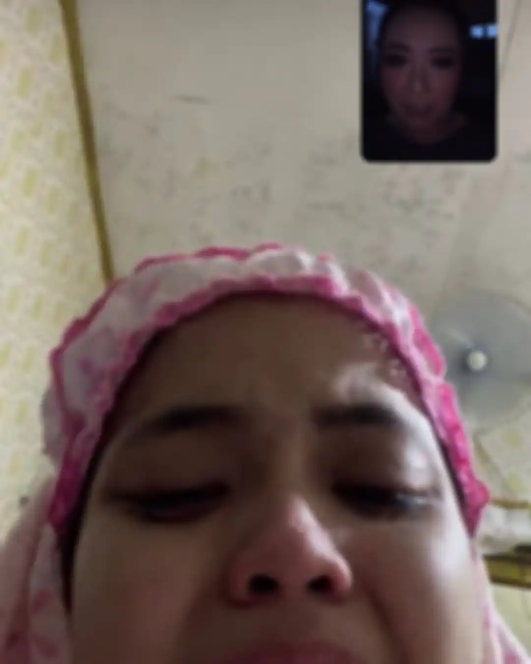 Saat menyampaikan kabar duka, Soimah mengunggah foto pendangdut muda itu menangis. Umi Elvy Sukaesih berbela sungkawa.