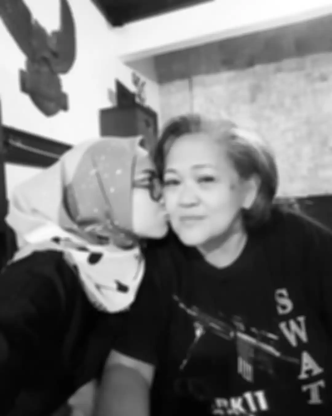 Dalam foto duka itu, anak Indro Warkop tampak memberikan kecupan kepada seorang wanita yang begitu dicintainya. 