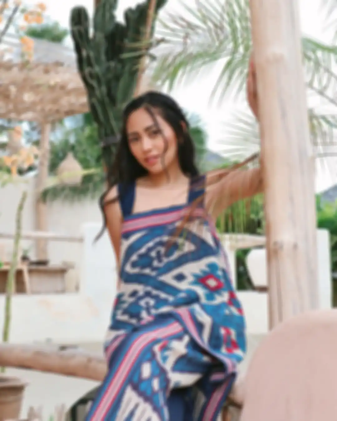Foto Rachel Vennya pakai batik ramai dibahas netizen, kini kekasih Salim Nauderer disebut kabur dari Wisma Atlet. Sang ibunda angkat bicara.