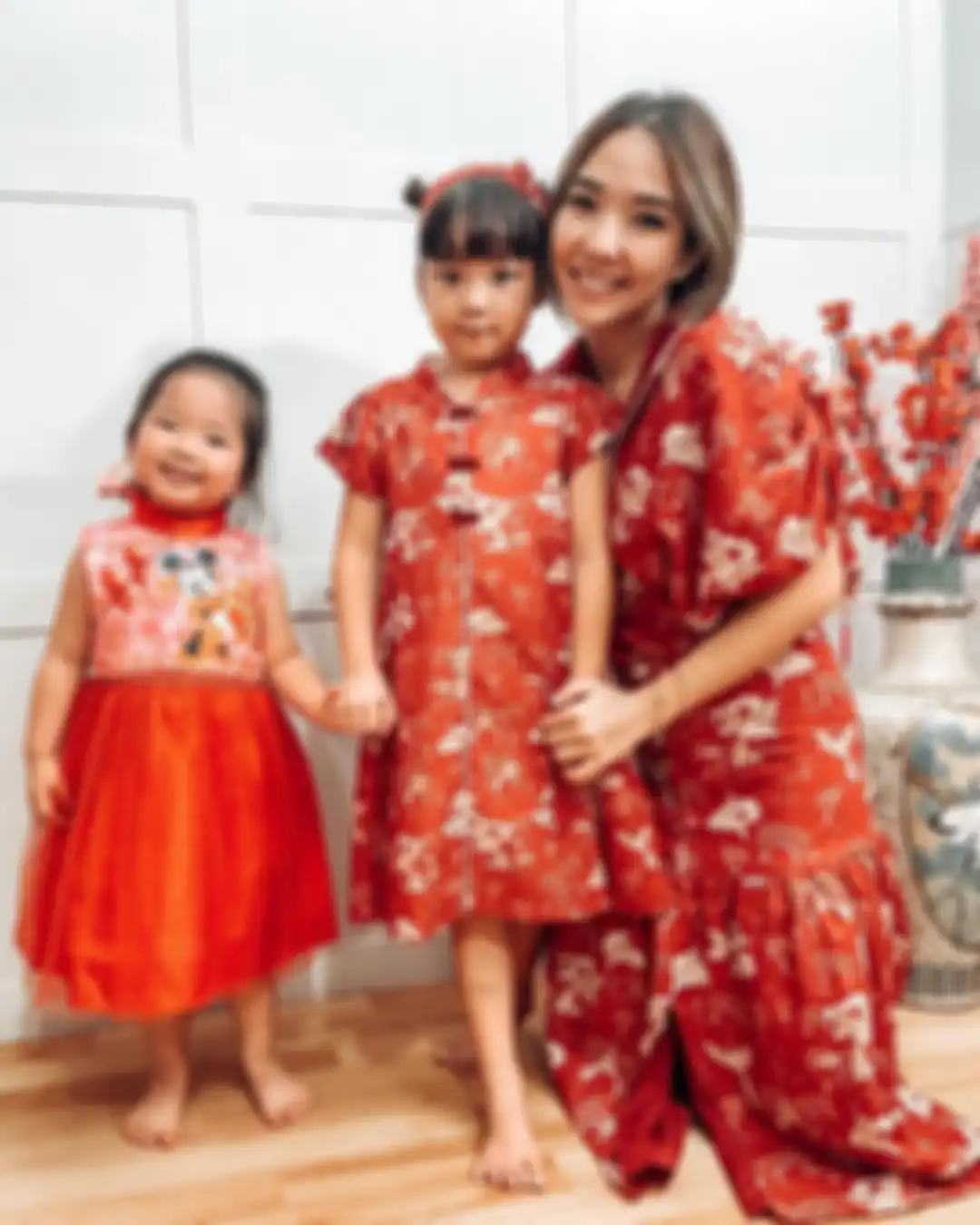 Dalam foto Gisel pamer baju lawas Wijin itu, ibunda Gempi bicara isi hatinya di Tahun Baru Imlek. Tampang kekasihnya malah bikin salfok.