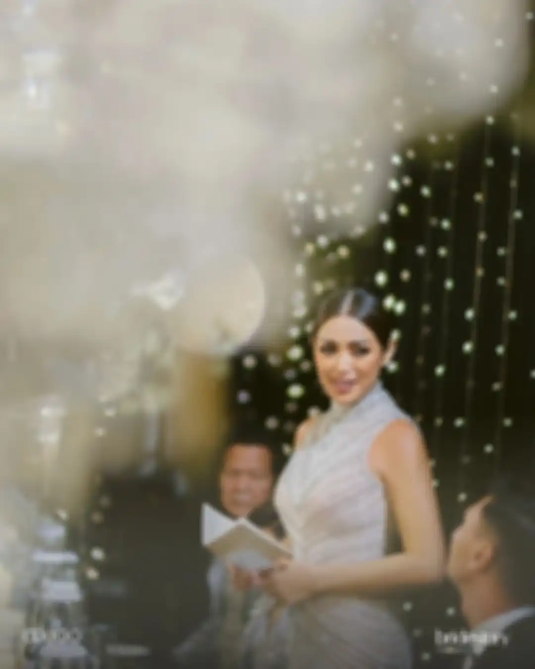 Dalam foto lainnya, Hardi Iskandar terlihat membantu Jedar mengenakan veil sebelum memasuki tempat acara pernikahan. 