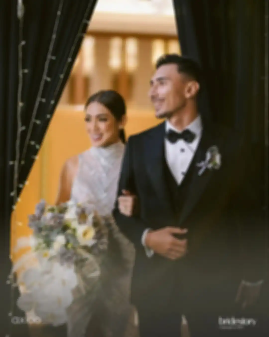 Dalam foto lainnya, Hardi Iskandar terlihat membantu Jedar mengenakan veil sebelum memasuki tempat acara pernikahan. 