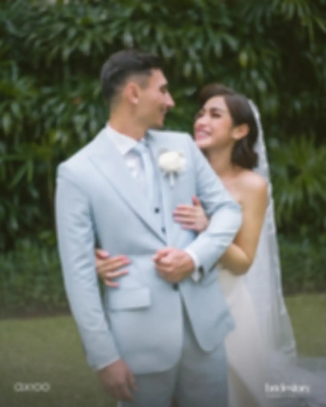 Dalam foto lainnya, Hardi Iskandar terlihat membantu Jedar mengenakan veil sebelum memasuki tempat acara pernikahan. 