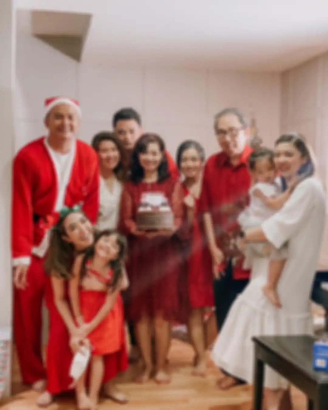 Gisel memamerkan foto merayakan Natal bareng keluarga Wijin yang tampak membuat Gempi bahagia. Rupanya, ada cerita di balik foto itu.