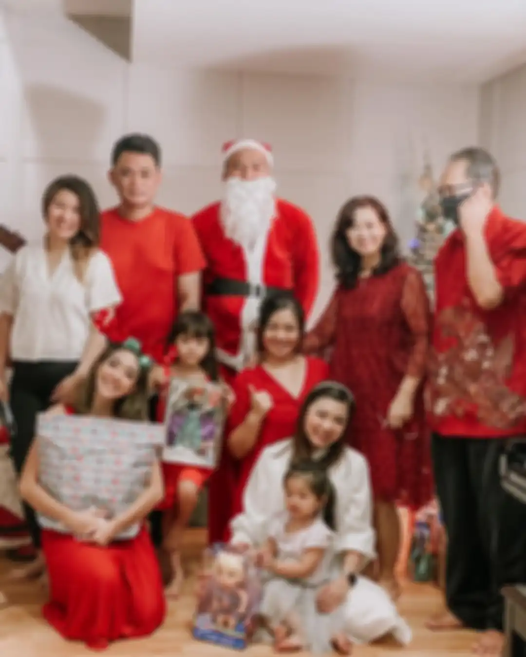 Gisel memamerkan foto merayakan Natal bareng keluarga Wijin yang tampak membuat Gempi bahagia. Rupanya, ada cerita di balik foto itu.