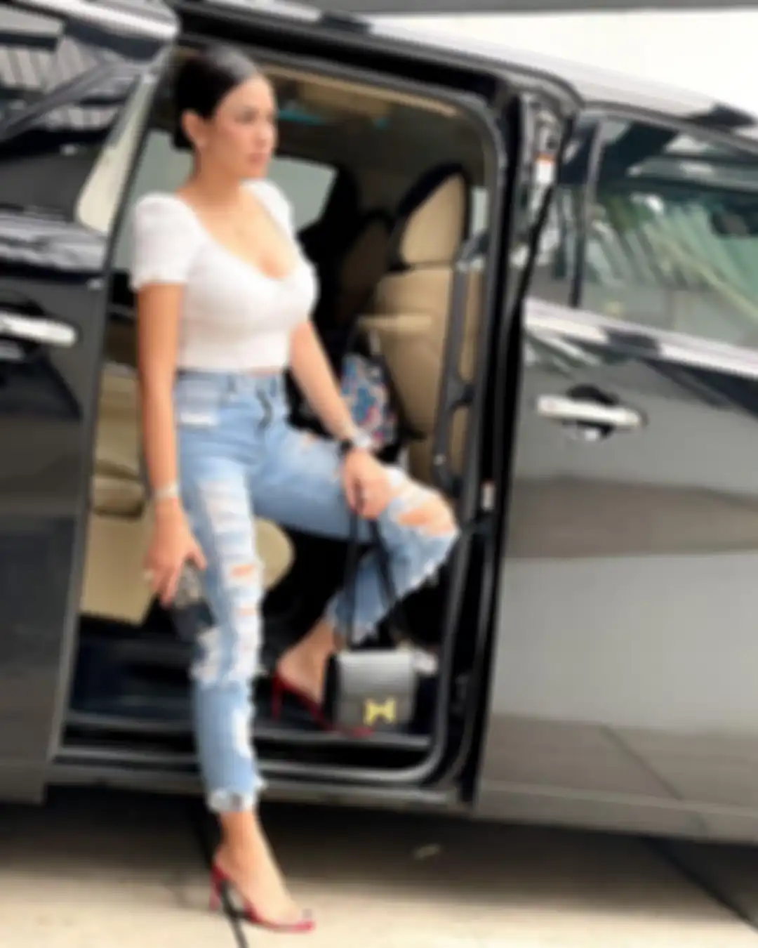 Selain foto cium bibir Arkana Mawardi, Nikita Mirzani juga mengunggah dua potret dirinya dengan mengenakan busana belahan dada rendah.