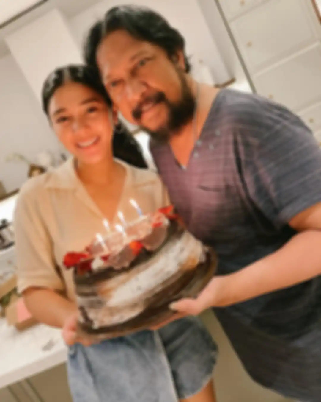 Naysila Mirdad mengajak papanya, Jamal Mirdad foto bareng di depan potret wanita tercinta yang sudah berpulang ke pangkuan Yang Maha Kuasa.