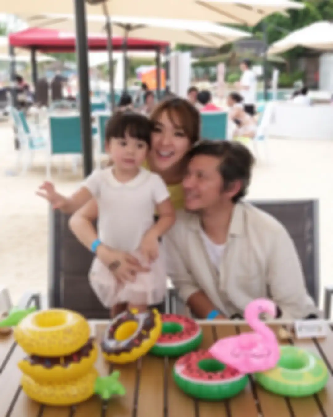 Dalam foto itu seolah Gisel tak ingin kehilangan papa Gempi. Tentu saja, foto Gisel menuai komentar netizen. 