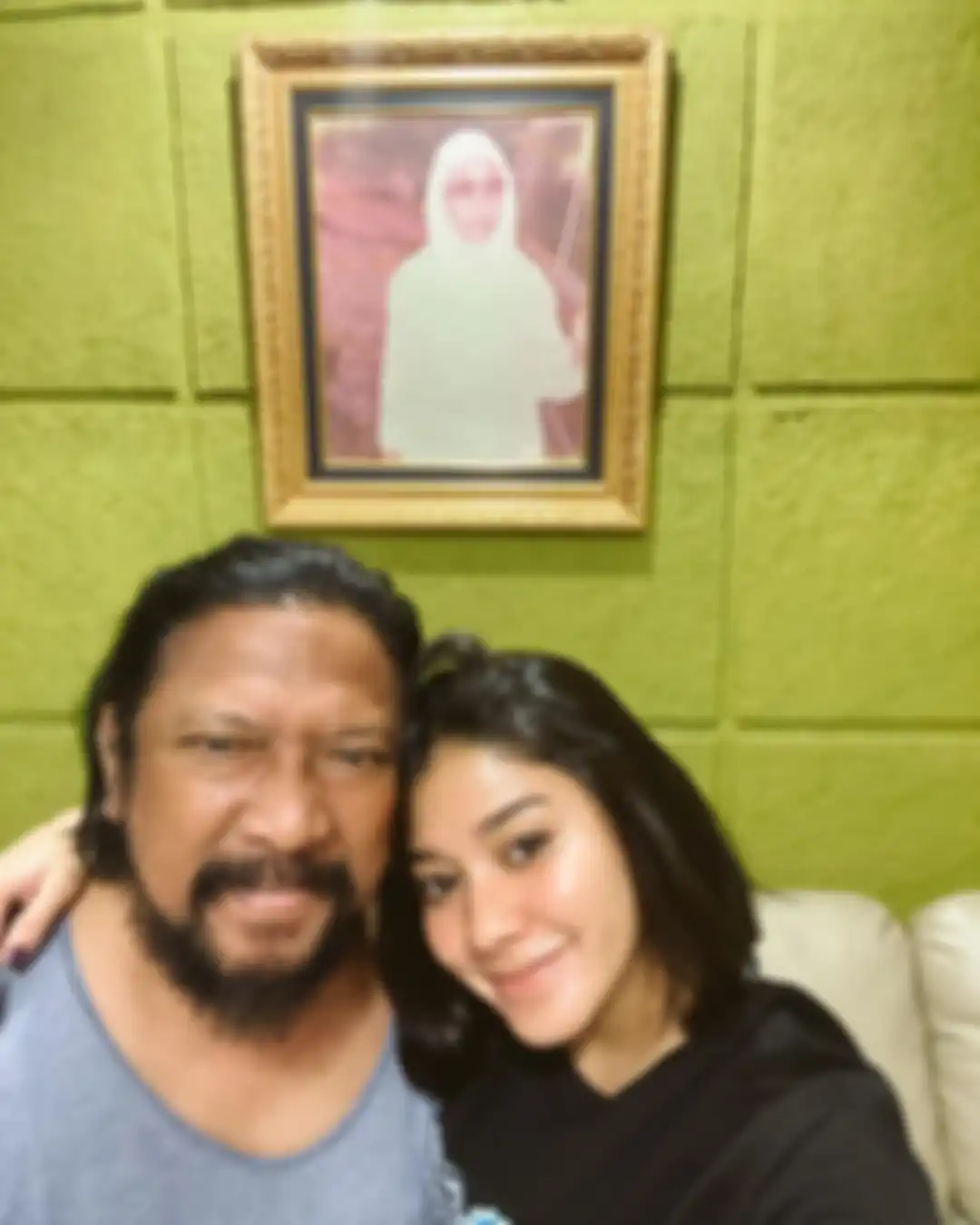Naysila Mirdad mengajak papanya, Jamal Mirdad foto bareng di depan potret wanita tercinta yang sudah berpulang ke pangkuan Yang Maha Kuasa.