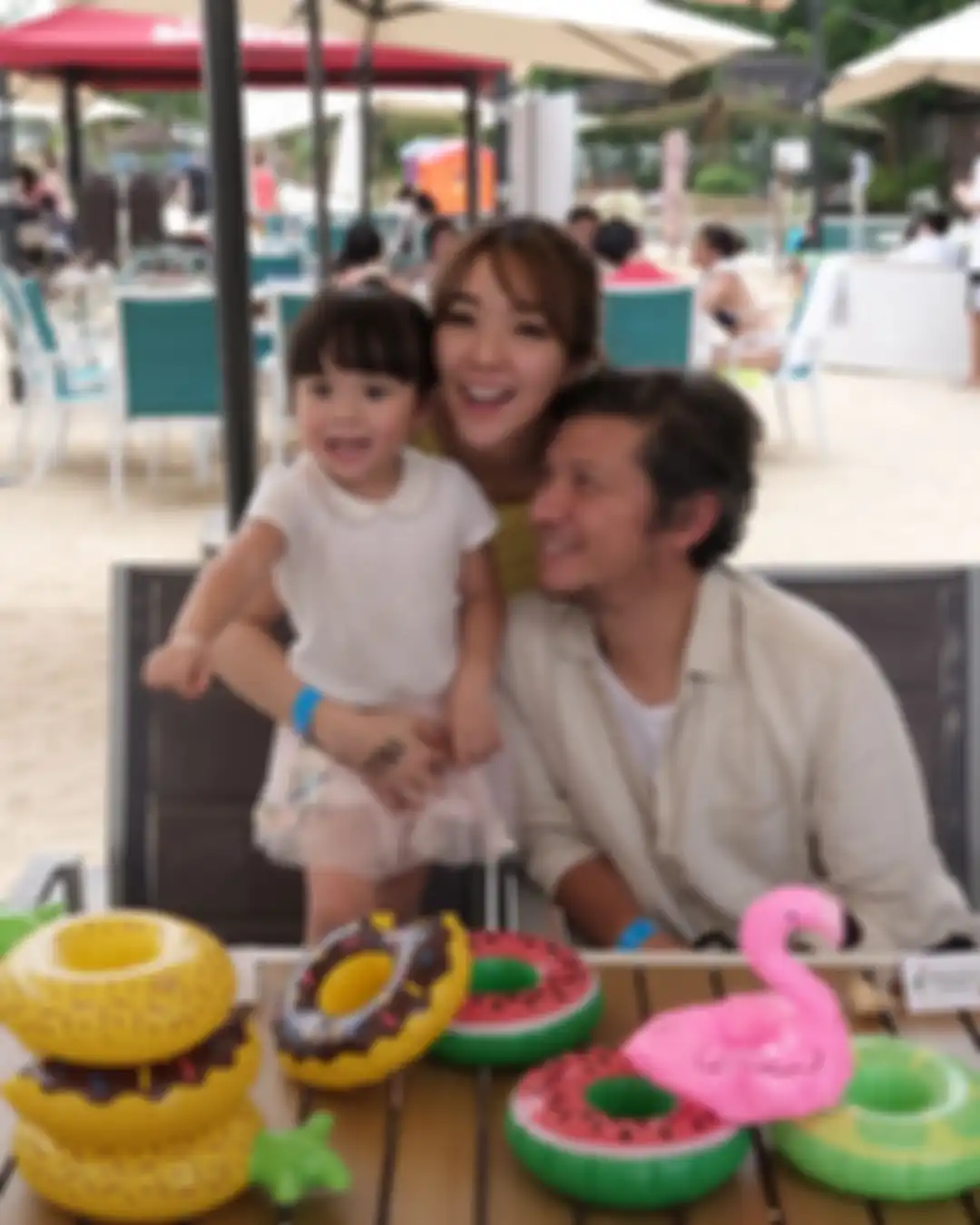Dalam foto itu seolah Gisel tak ingin kehilangan papa Gempi. Tentu saja, foto Gisel menuai komentar netizen. 