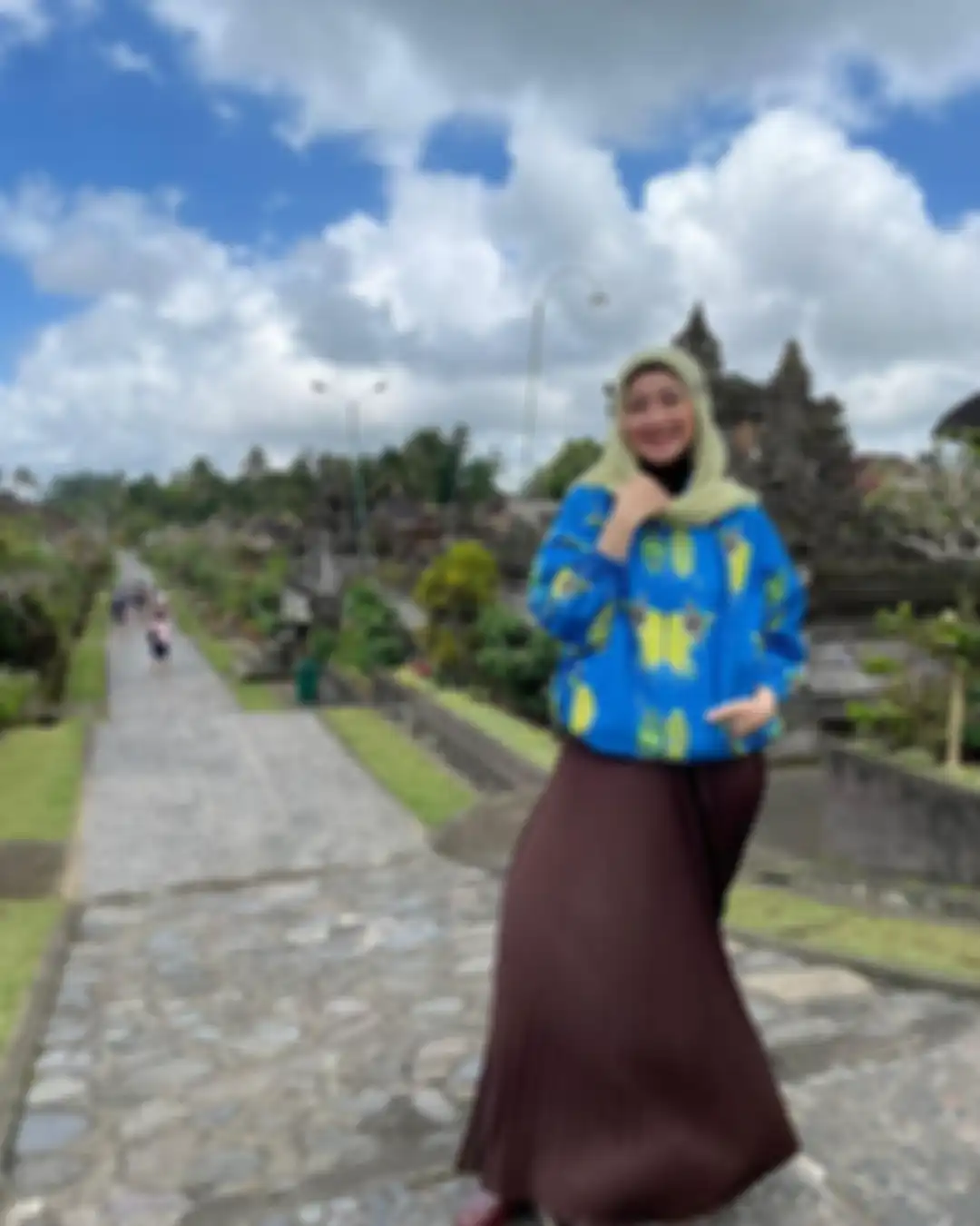 Foto mantan pacar pengusaha kondang Irwan Mussry usai menjadi juara cover girl itu beredar di Instagram. Tampangnya tak banyak berubah.