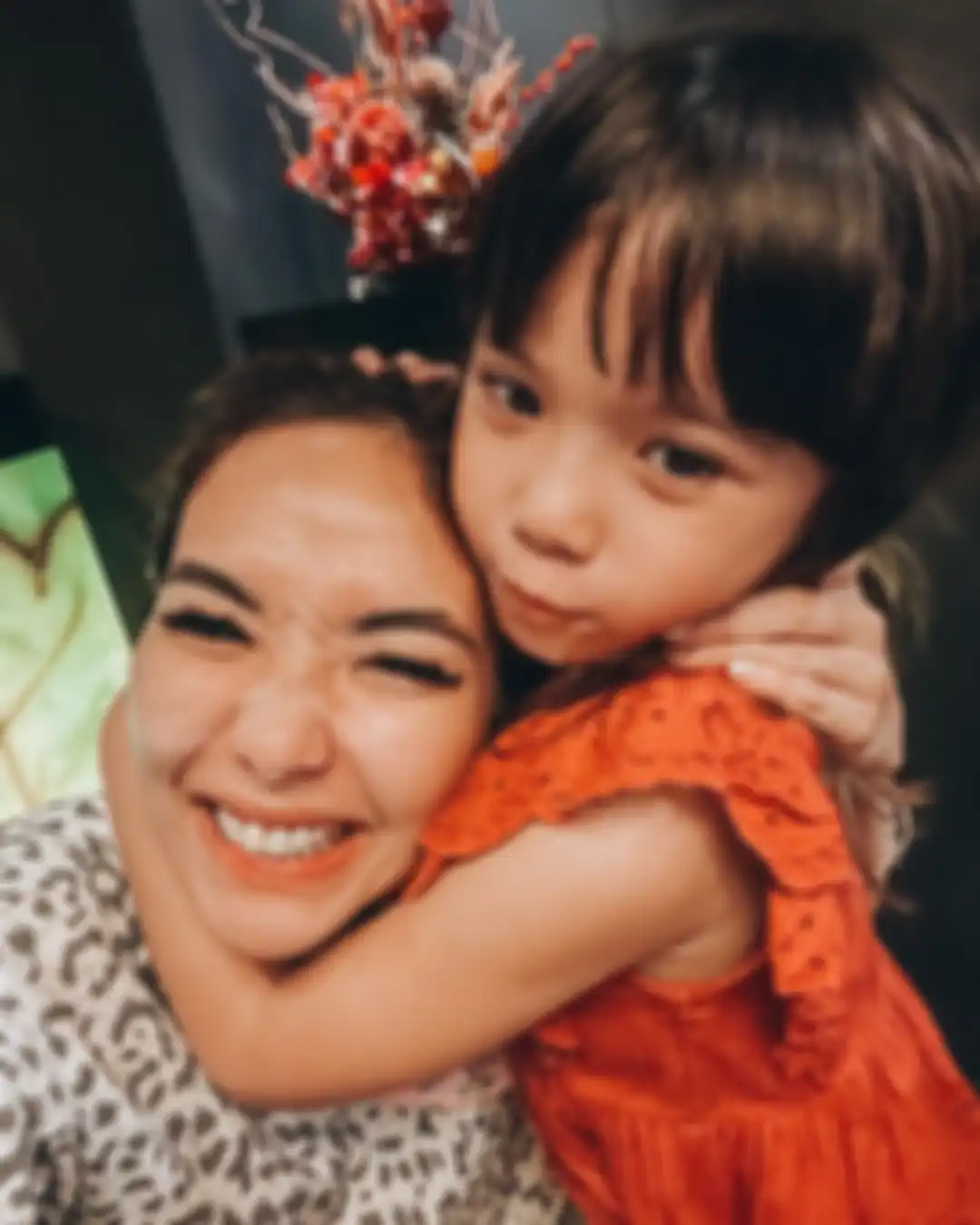 Gisel mengunggah foto dirinya sama Gempi di Instagram. Dalam foto itu Gisel tampak berpose dengan anak kesayangannya itu. 