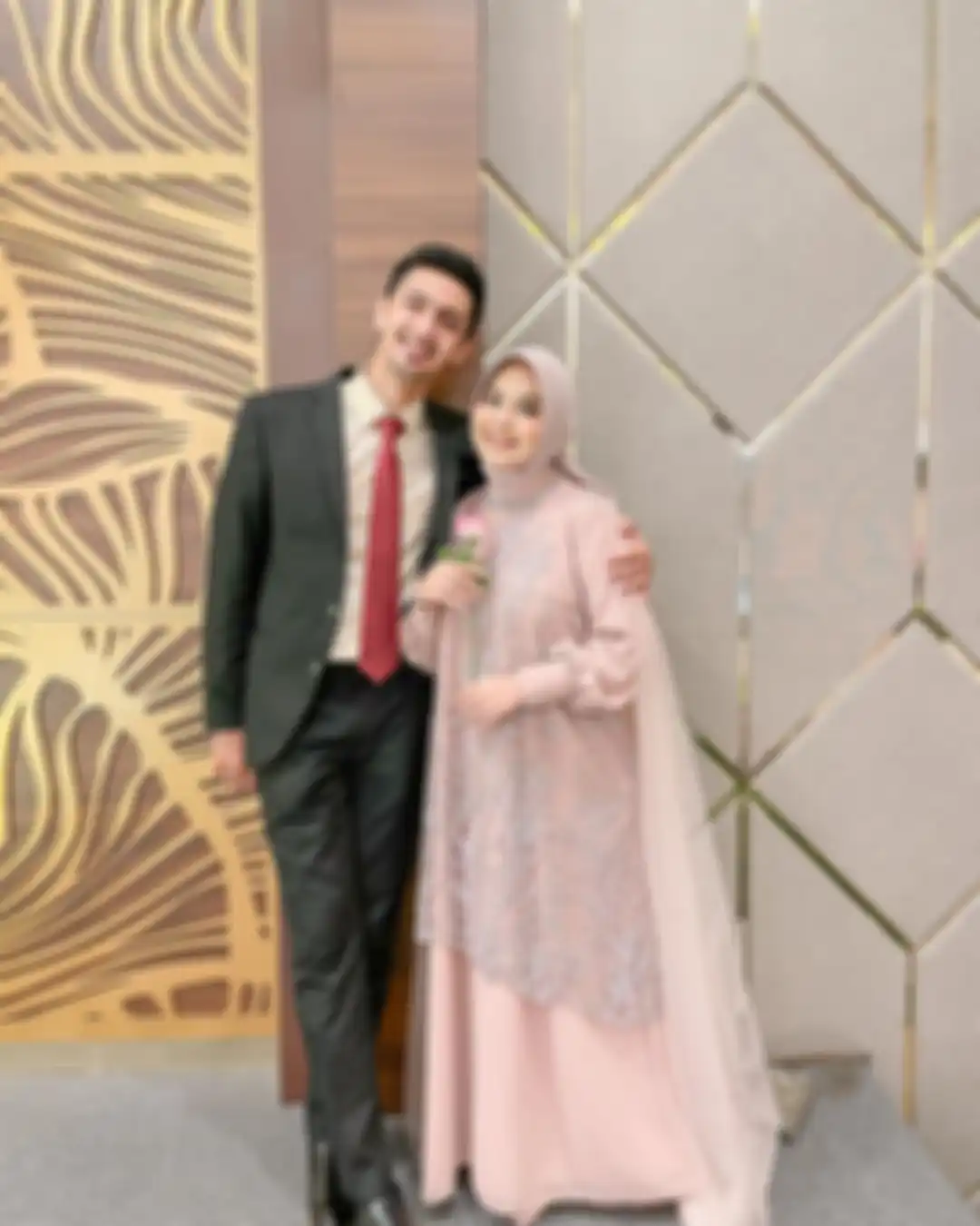 Inspirasi fashion kondangan hijab warna rose gold