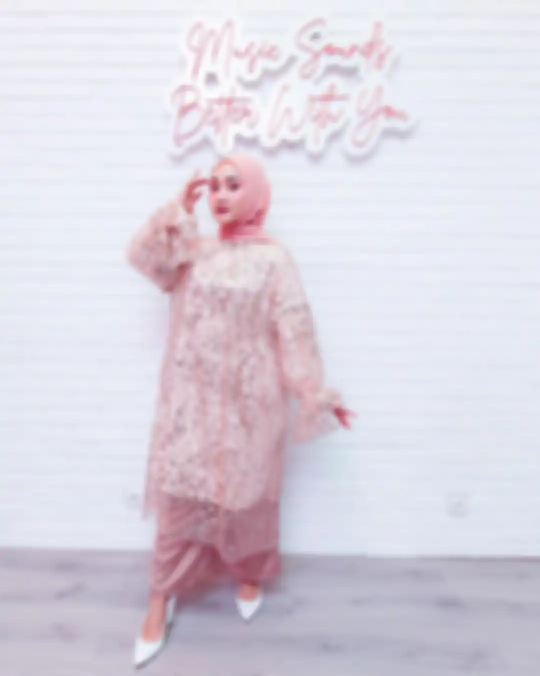 Inspirasi fashion kondangan hijab warna rose gold