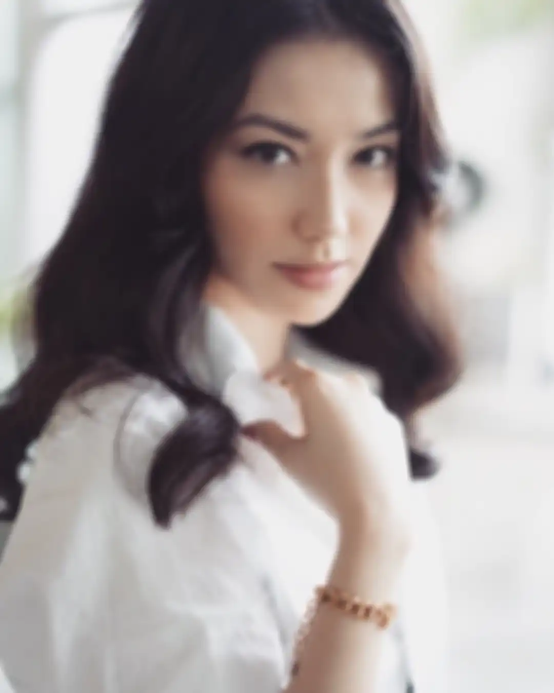 Foto Velove Vexia yang menikah diam-diam itu sontak mengagetkan publik. Banyak artis papan atas yang berebut memberikan ucapan selamat. 