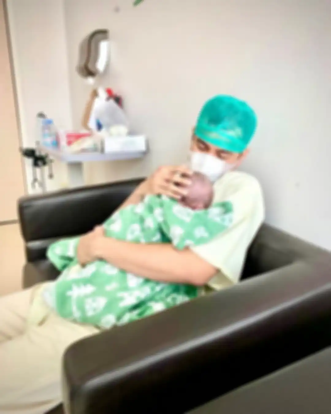 Raffi Ahmad dan buah hati keduanya