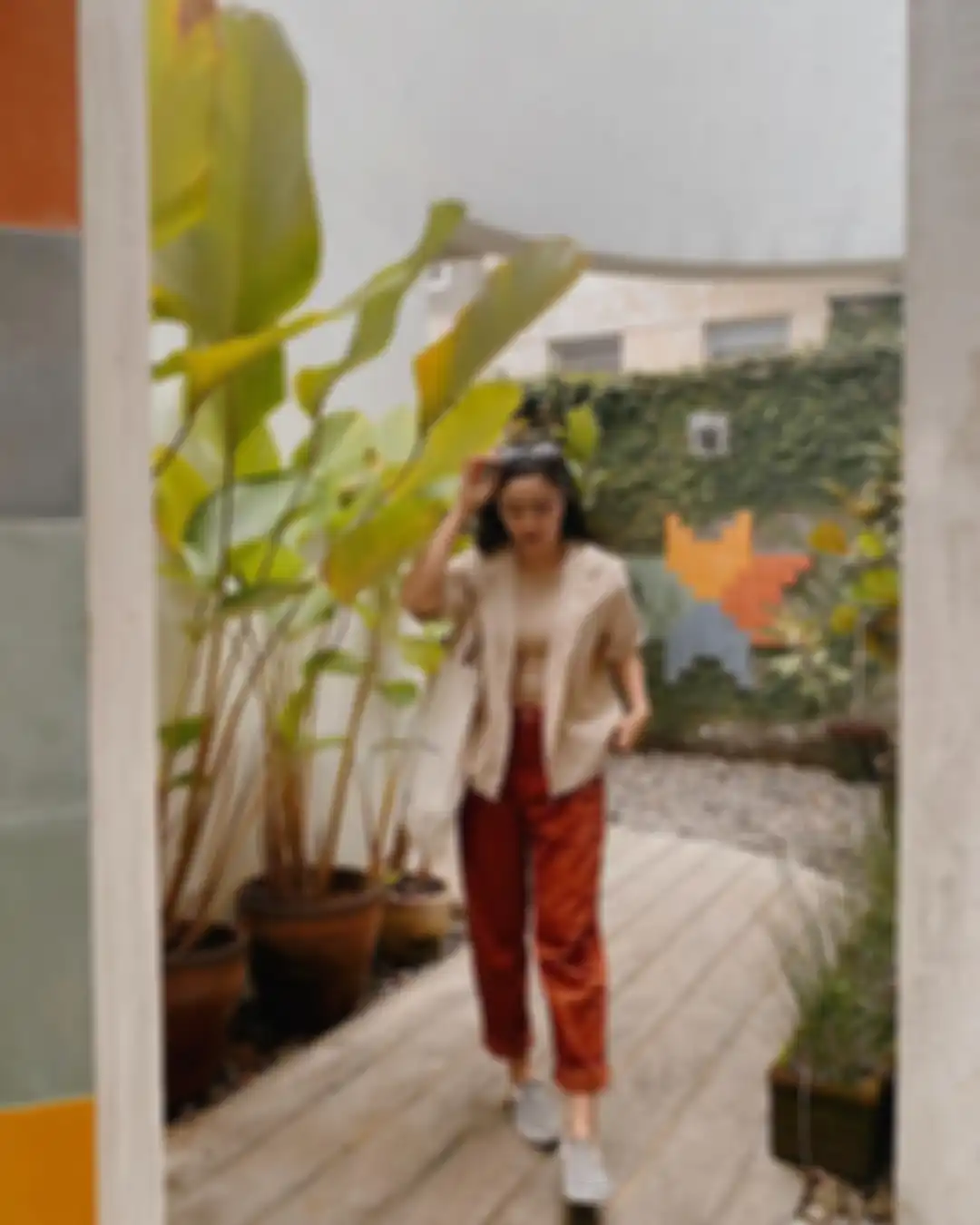 OOTD Febby Rastanty pakai model sepatu slip on motif checkered.