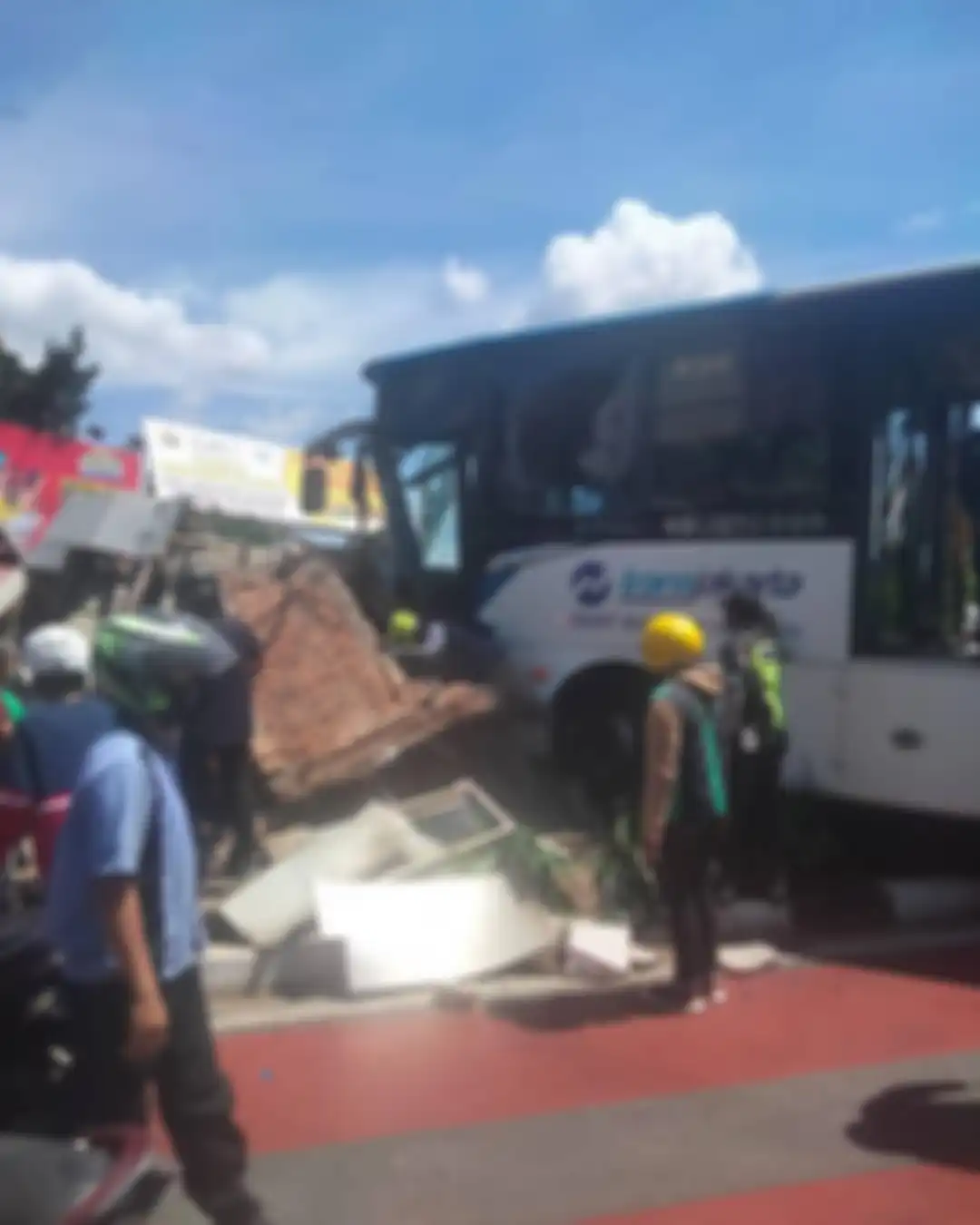 Rapat manajemen bus TransJakarta dengan DPRD DKI Jakarta menjadi panas gegara isu ini. Foto kecelakaan bus TransJakarta kembali beredar.