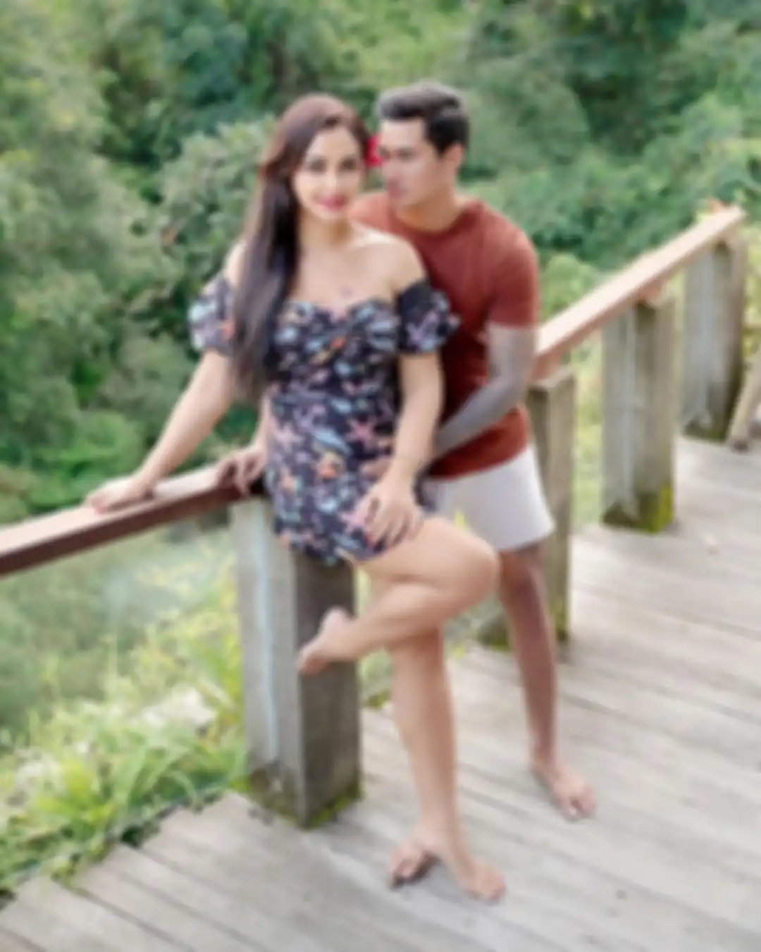 Ketika berada di dalam kamar dengan pasangan, Sisca diintip oleh beberapa pria. Foto pengintip yang merekam video itu akhirnya lenyap.