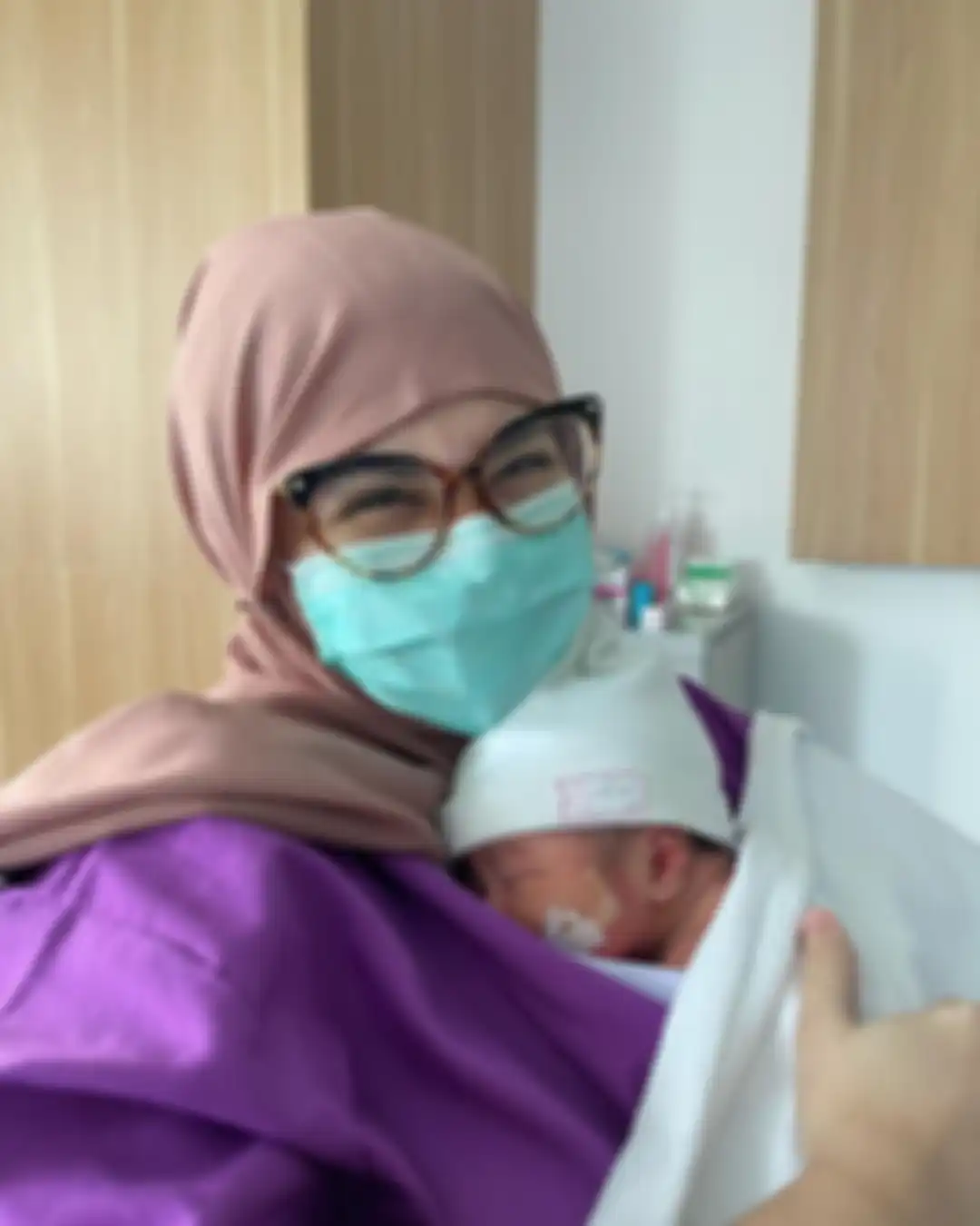 Kesha Ratuliu mengunggah tiga foto yang menunjukkan proses kelahiran anak pertamanya. Namun, terlesip kabar sedih di dalam foto itu.