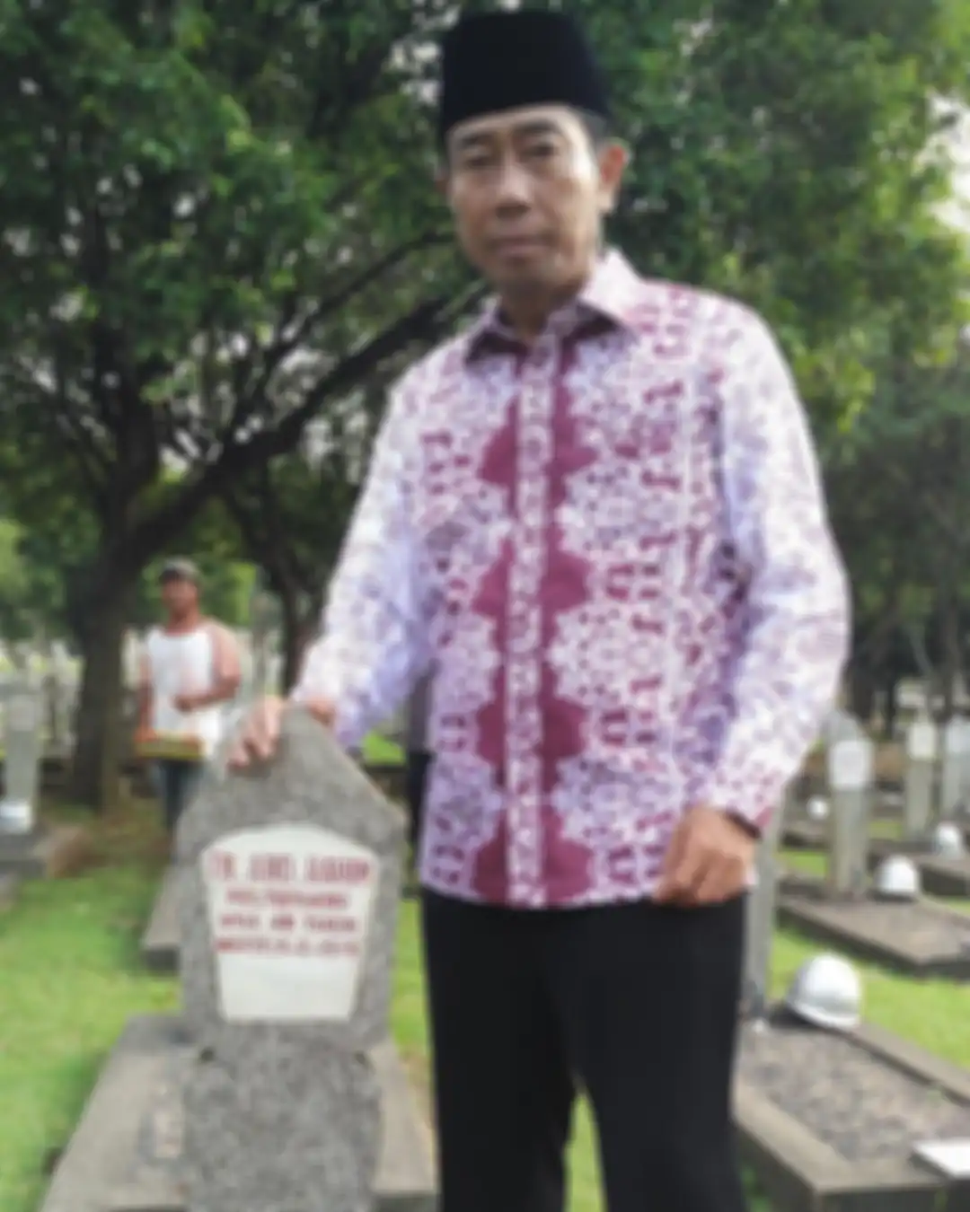 Foto Haji Lulung di makam ayahnya sengaja diunggah untuk sekaligus memperingati Hari Pahlawan.