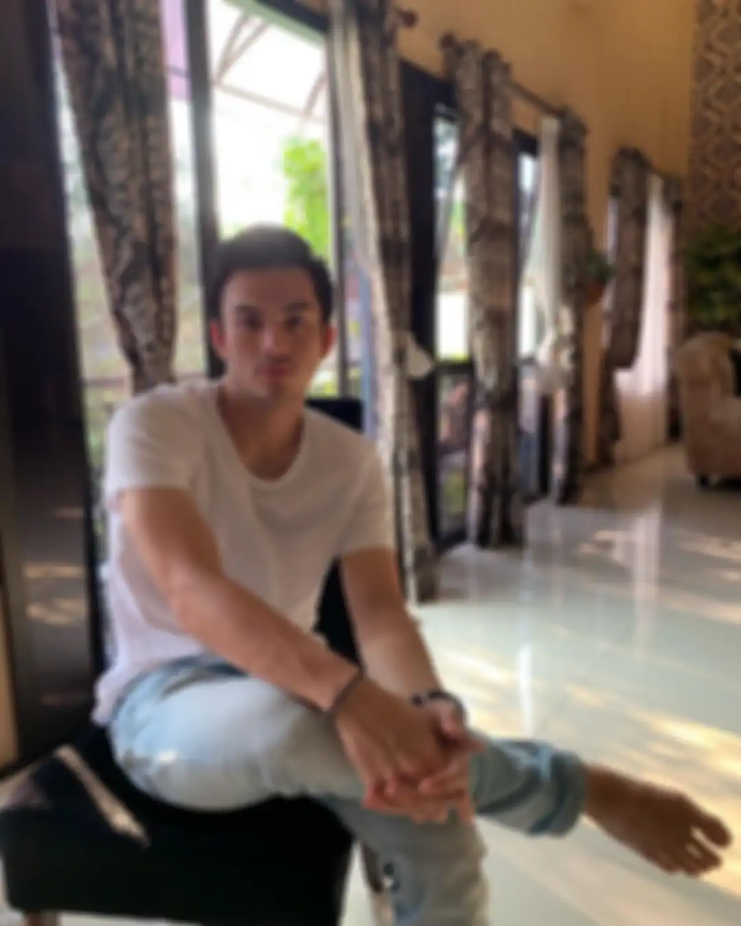 Rizky Nazar terlihat jarang mengunggah foto dirinya di akun Instagram miliknya. Netizen membanjiri doa di unggahan terakhir Rizky.