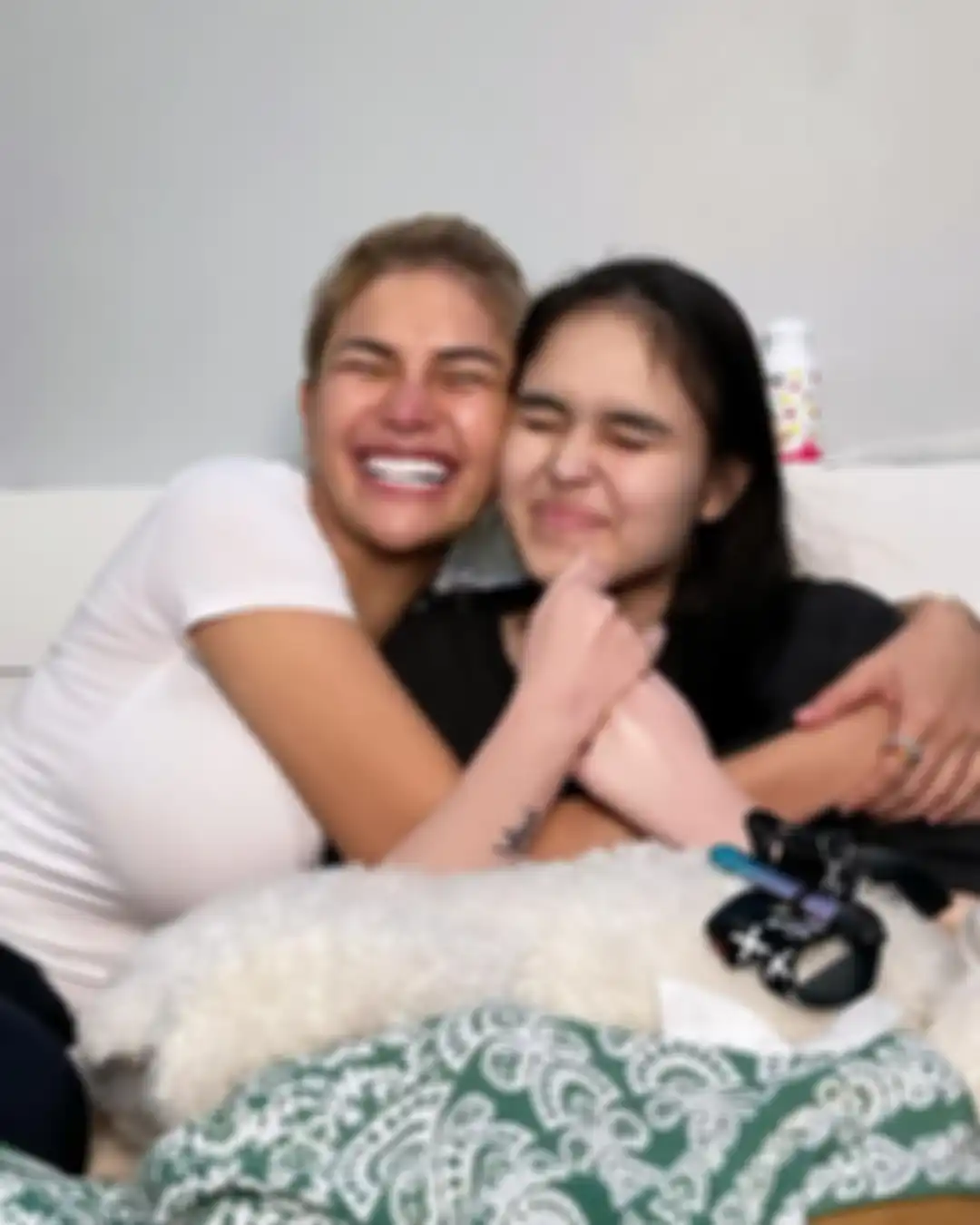 Nikita Mirzani meratapi kepergian Laura Anna yang begitu cepat. Nikita sempat syok melihat foto terakhir yang menjadi profil WA milik Laura.