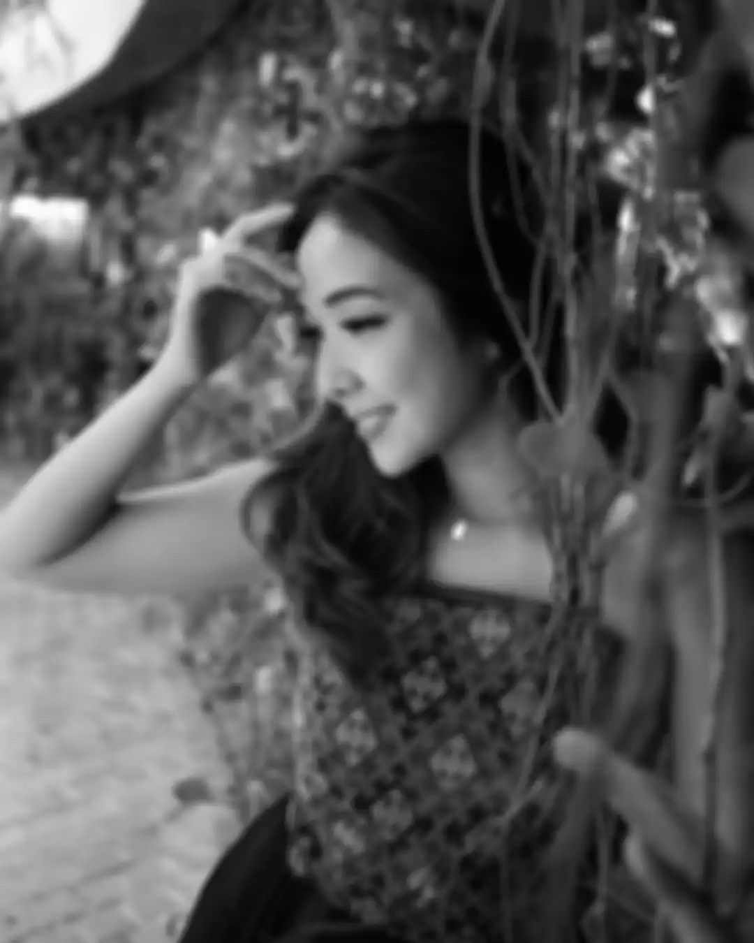 Setelah mengunggah foto bergandengan tangan dengan Wijin, Gisel kembali mengunggah potret dirinya sedang duduk seorang diri.
