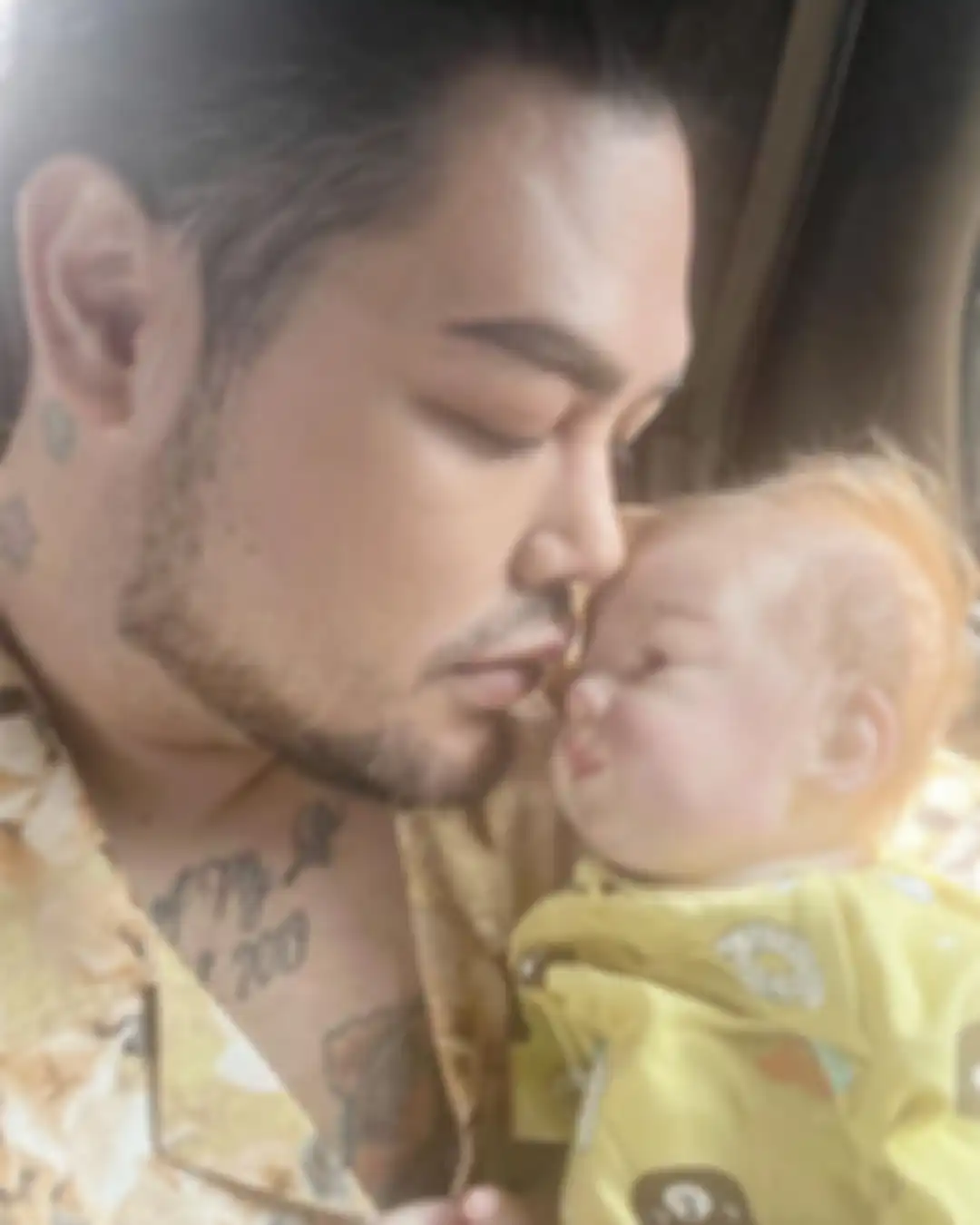 Setelah mengenalkan Eqqel ke publik, Igun membawa anak pertamanya itu bertemu dengan para sahabat. Salah satunya, Luna Maya. 