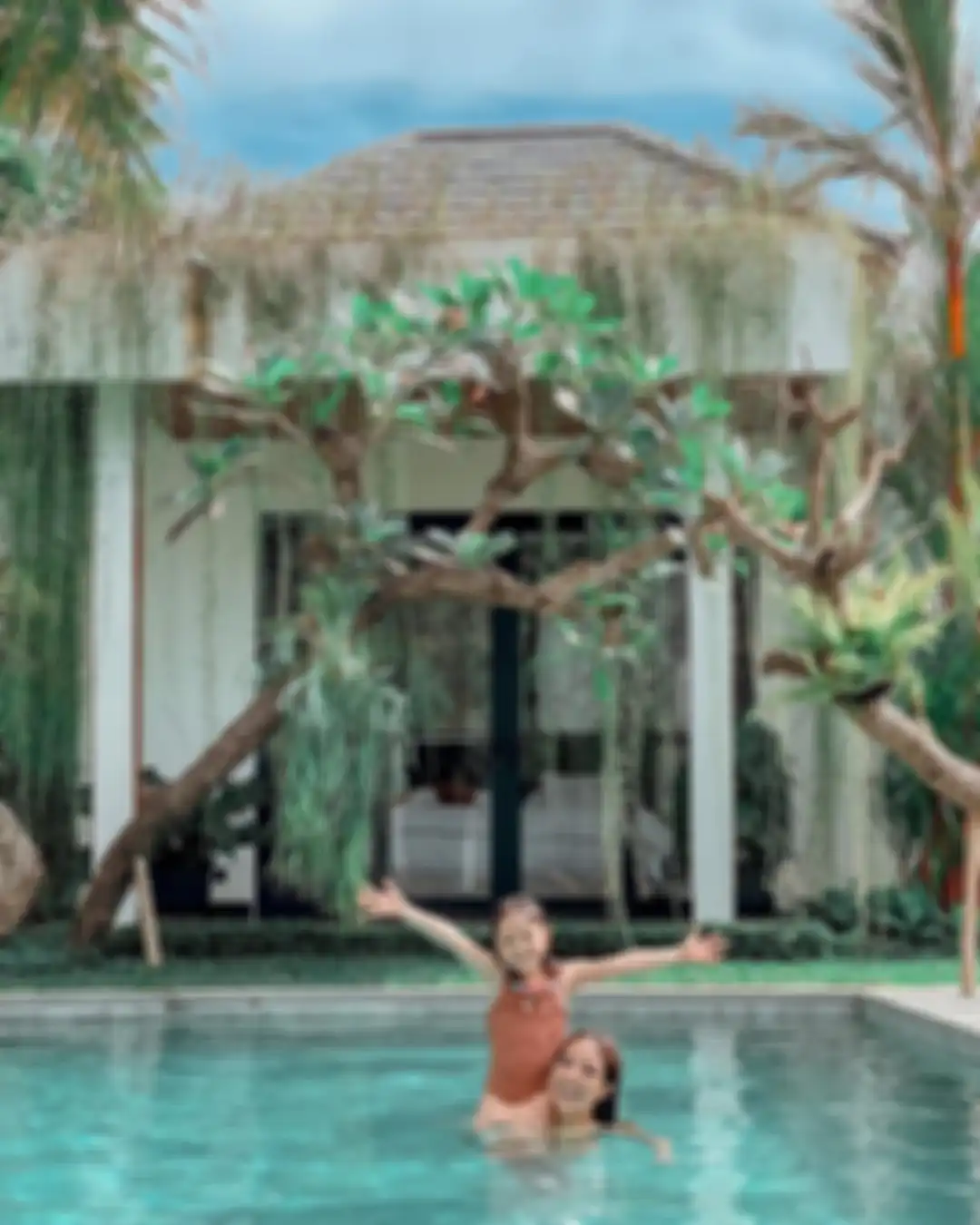 Saking gembiranya, Gisel mengunggah 10 foto dia sedang berenang bareng Gempi di Bali.