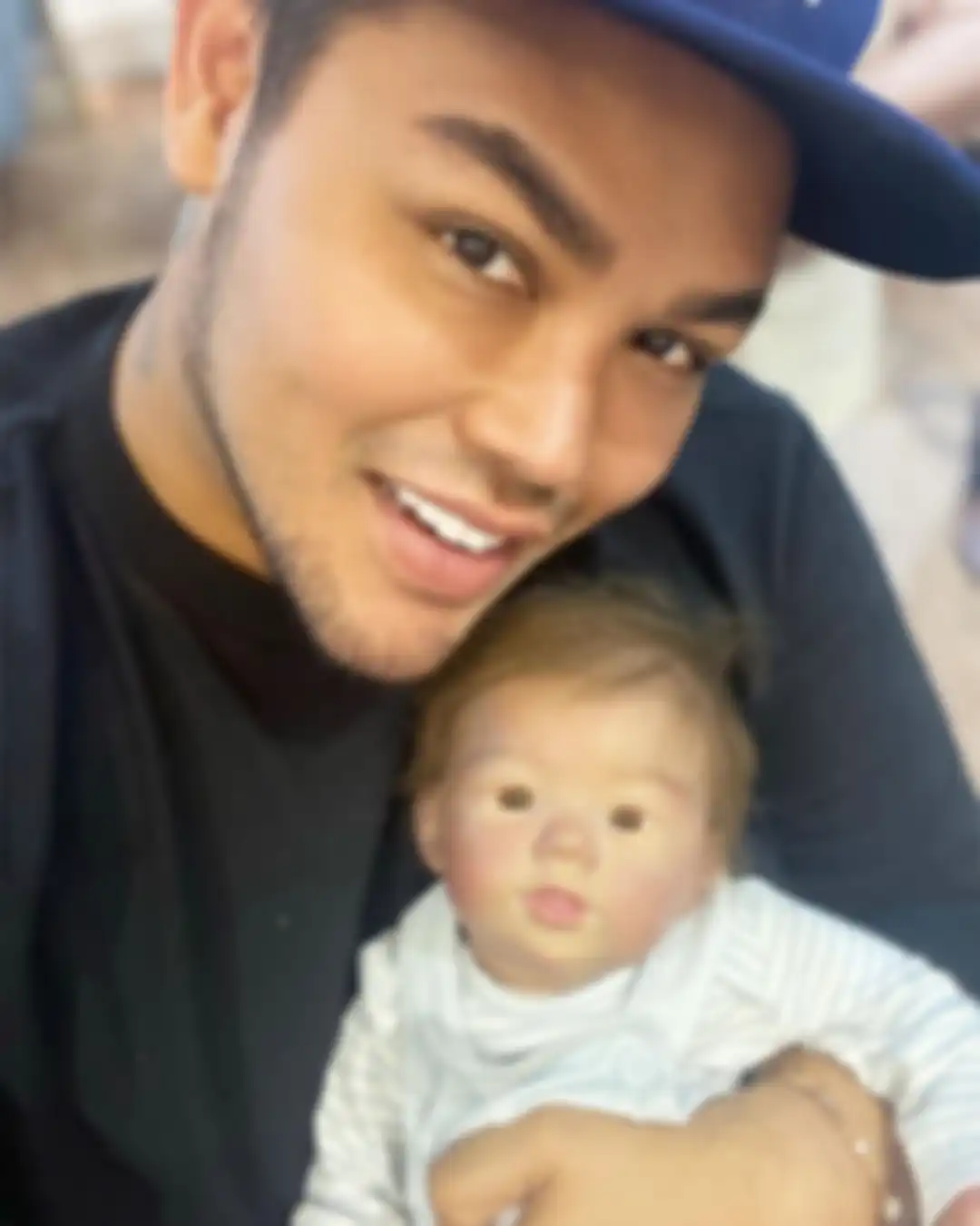 Setelah makin rajin memamerkan foto Eqqel di Instagram hingga bikin heboh, Ivan Gunawan buka suara. Ternyata anak Igun dibuat di negara ini.