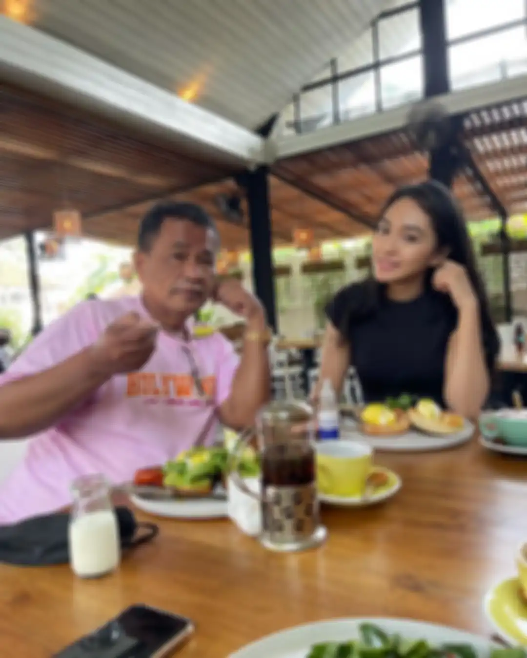 Netizen satu Indonesia sampai syok melihat foto kondisi tubuh Hotman Paris. Rupanya pengacara 30 miliar itu mengabarkan kabar duka.