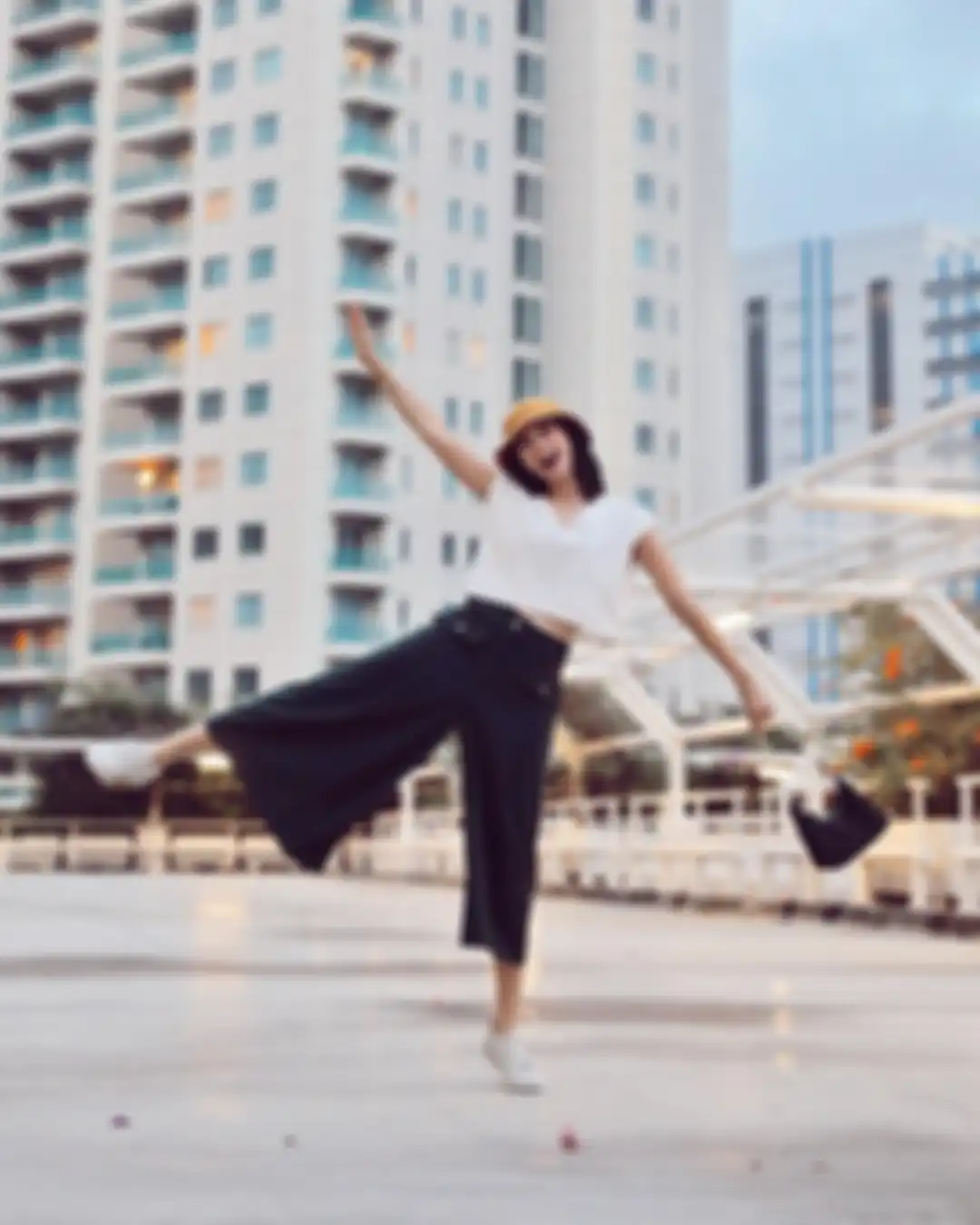 Ide outfit ala Yuki Kato buat tampil pakai bucket hat