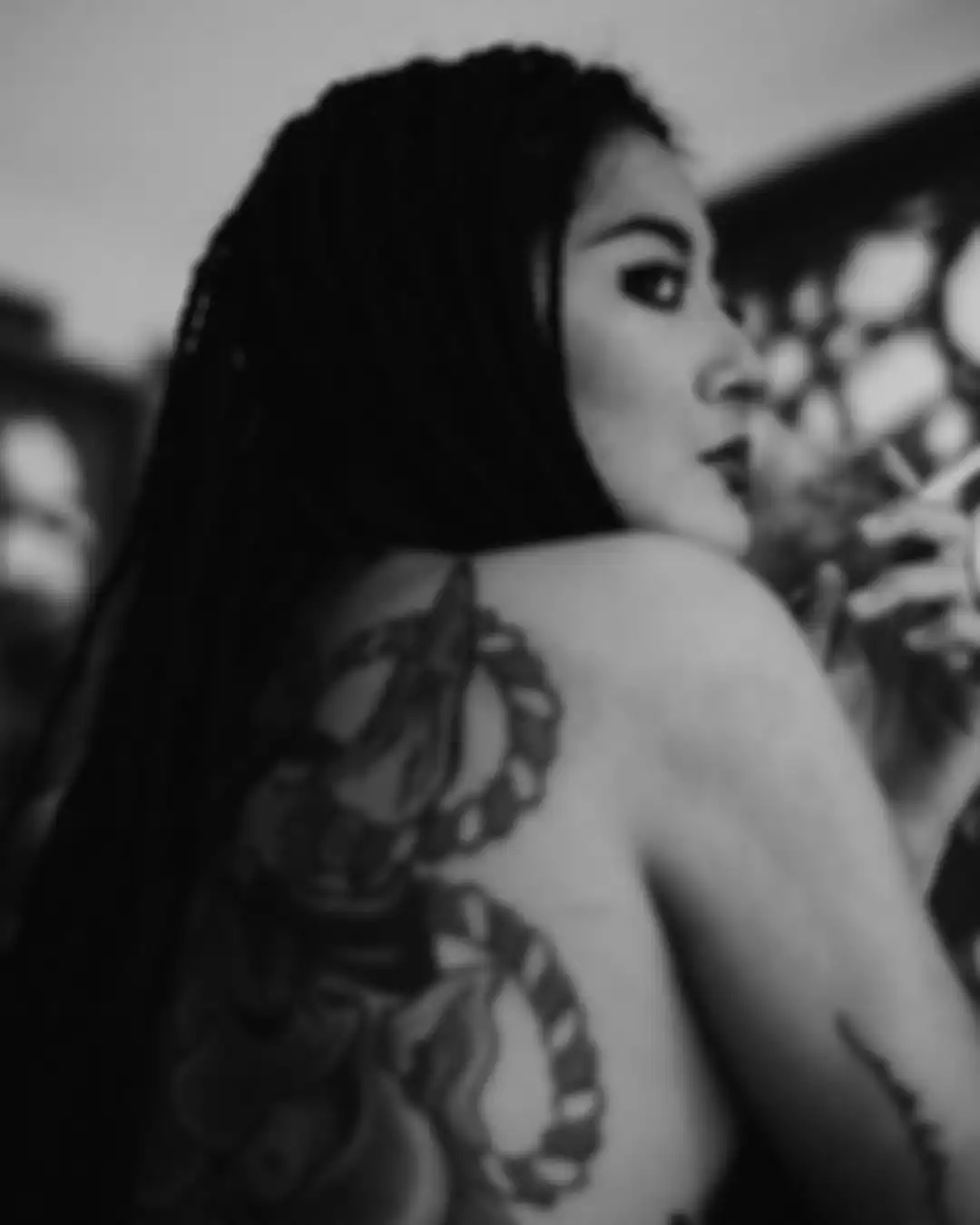 Foto tato putri Nurul Arifin menjadi sorotan. Punggungnya digambari tato sebuah kepala setan dengan lidah api menyala.
