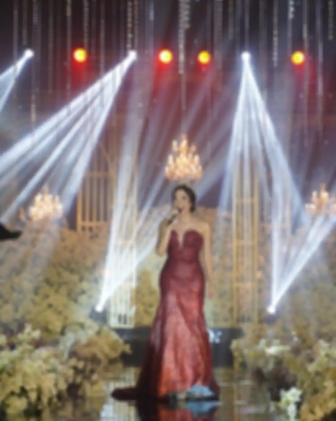 Di foto, Gisel terlihat cantik dengan mengenakan dress panjang berwarna merah marun. Dia tampak percaya diri tampil di atas panggung. 