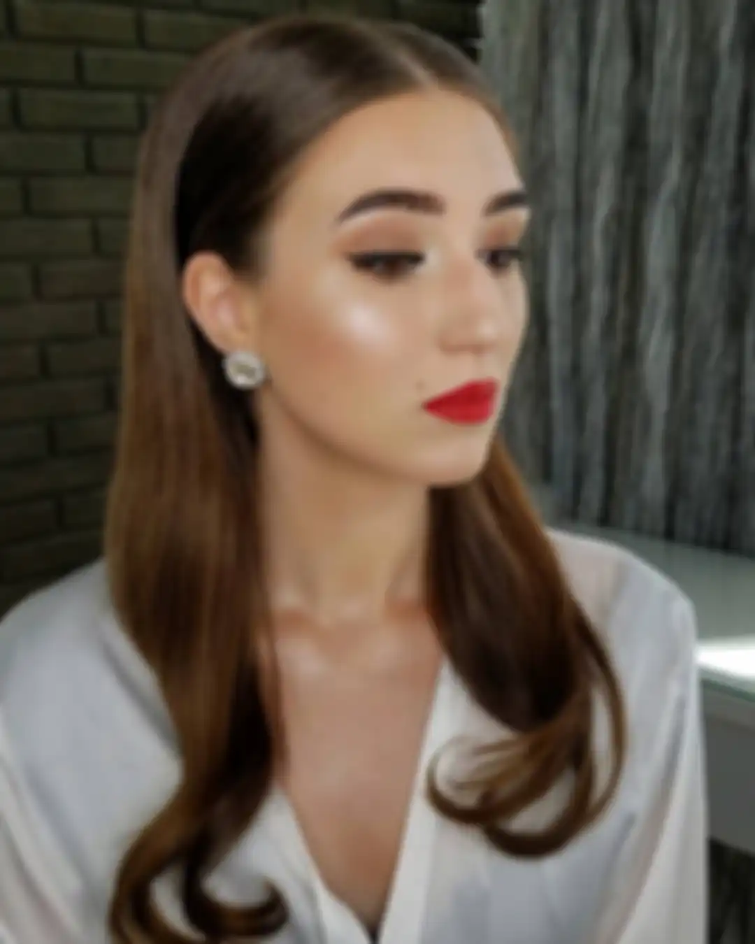 Rambut digerai sleek untuk pernikahan.