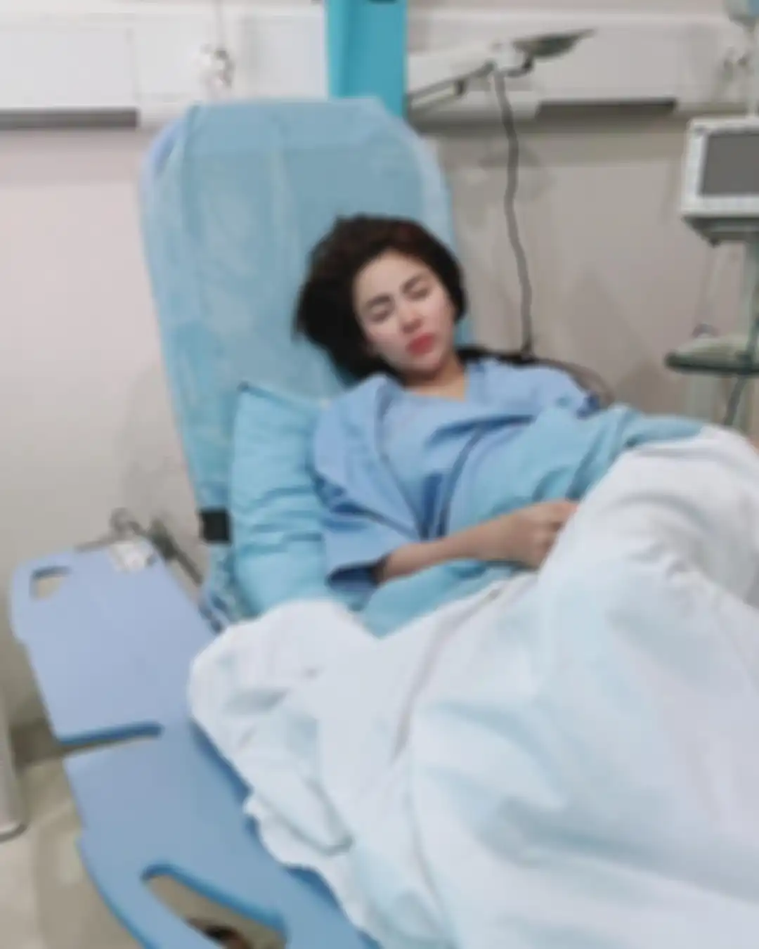 Ayu Aulia sempat dikabarkan menjalin asmara dengan Zikri Daulay. Sebelum coba bunuh diri, Ayu menulis surat buat keluarganya. 